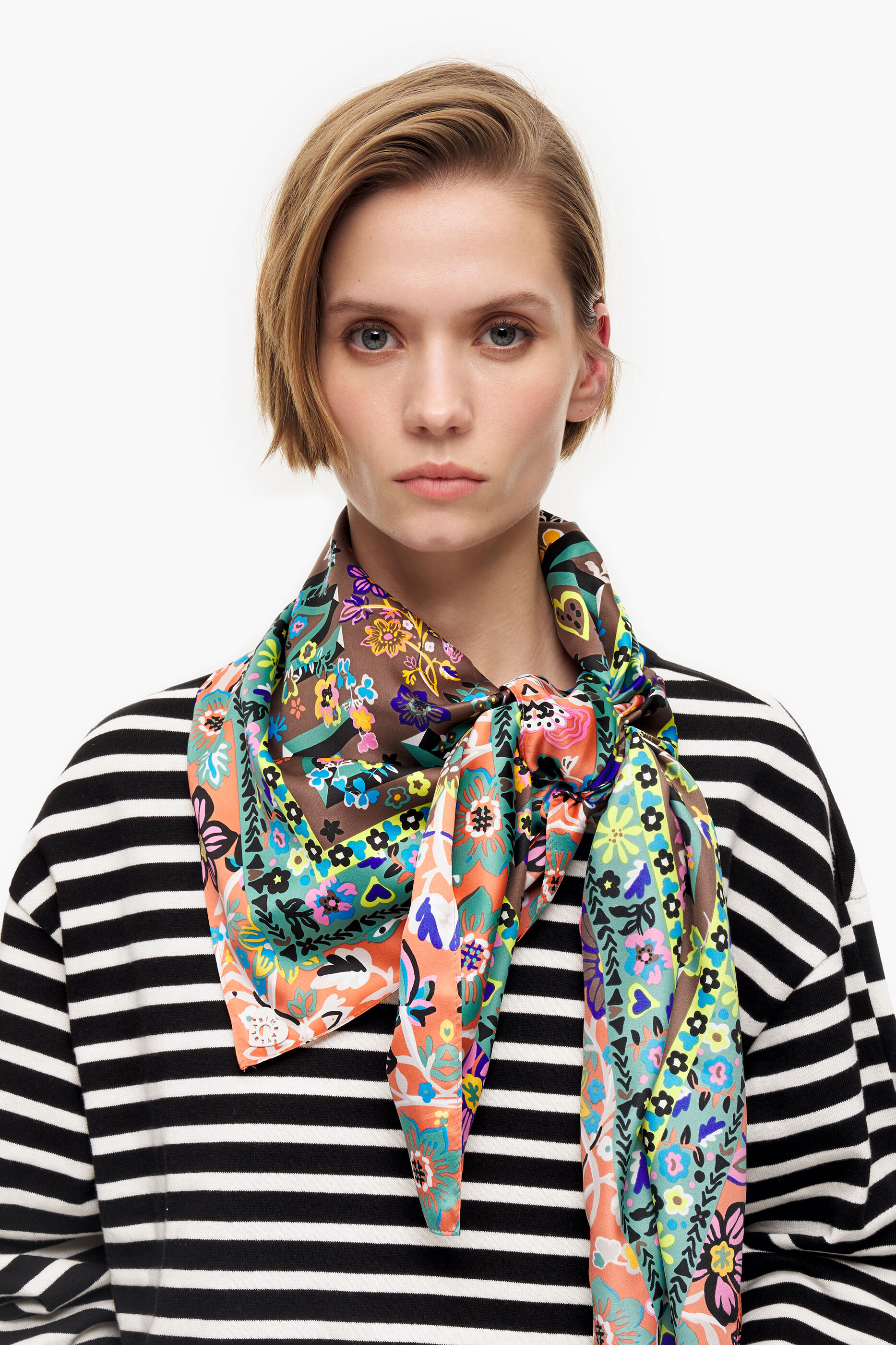 Lenço bege com estampa floral e logo