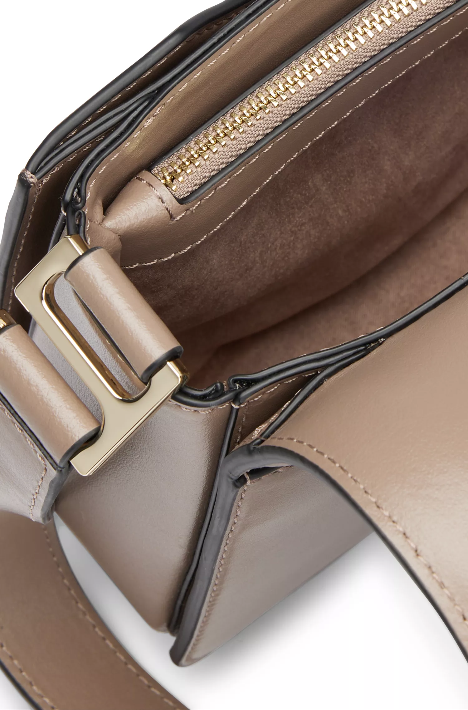 Bolsa de selim BOSS em couro preto com detalhes da marca.