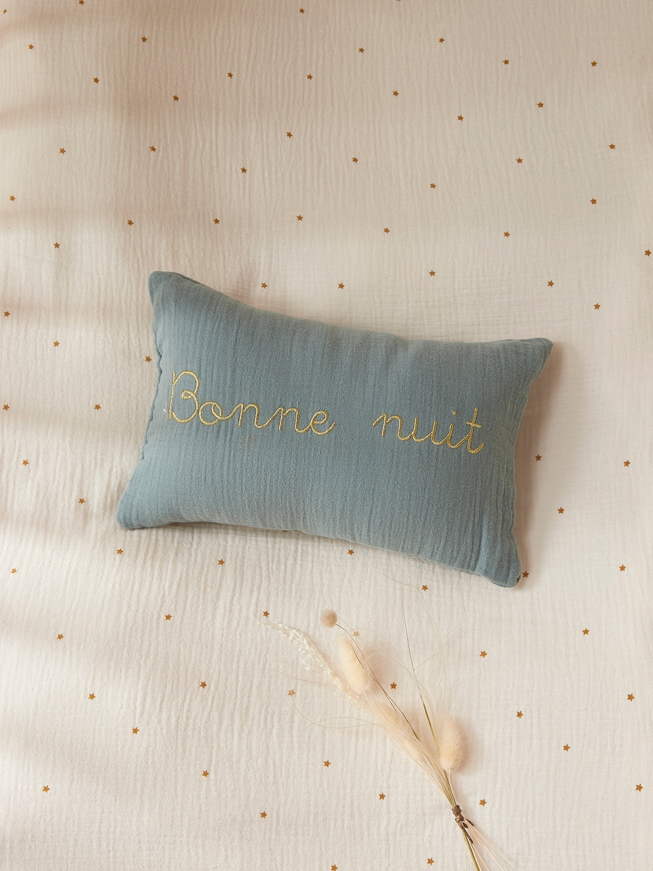 Petit coussin gaze de coton broderie dorée