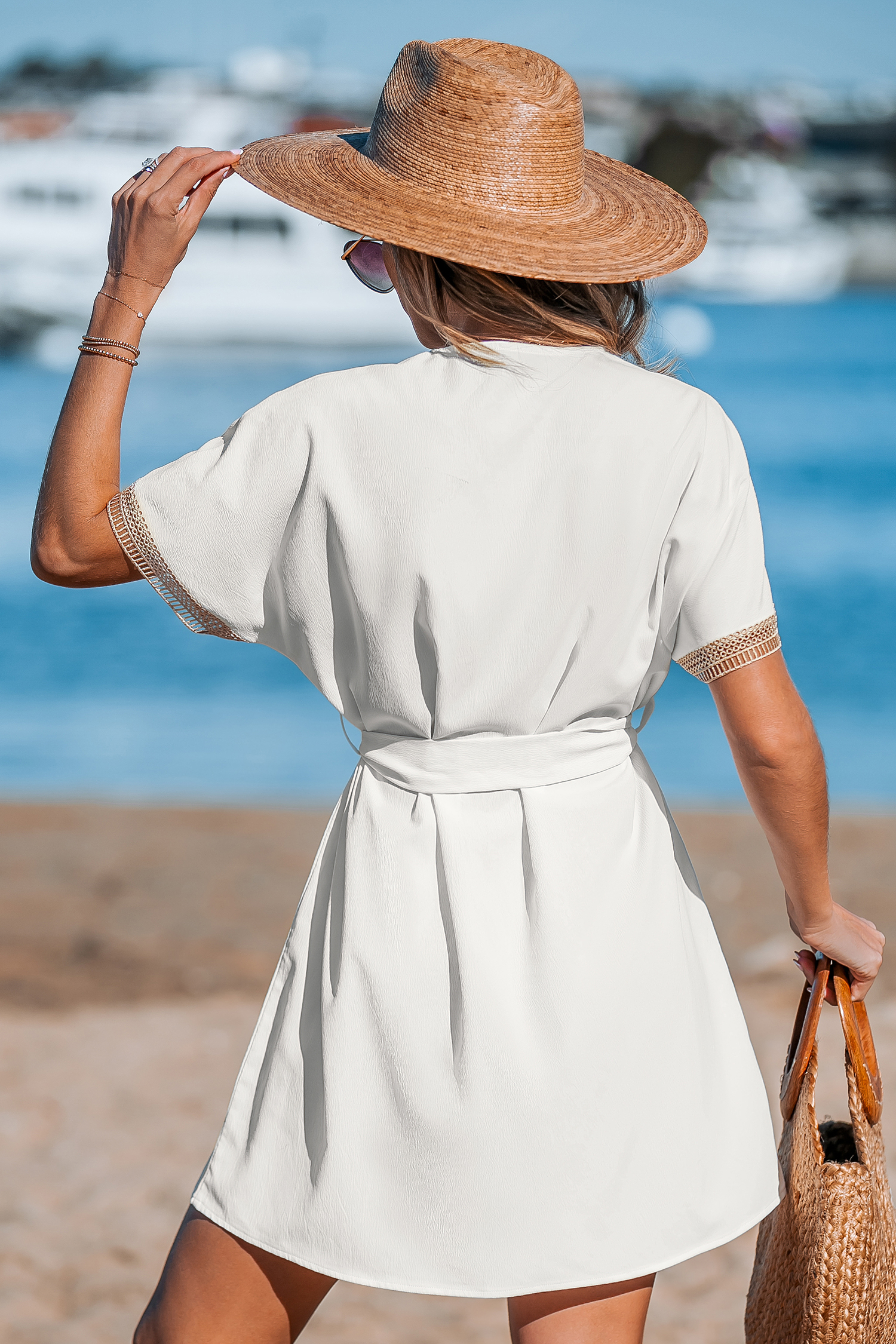 Robe mini avec col en V à bordures décoratives