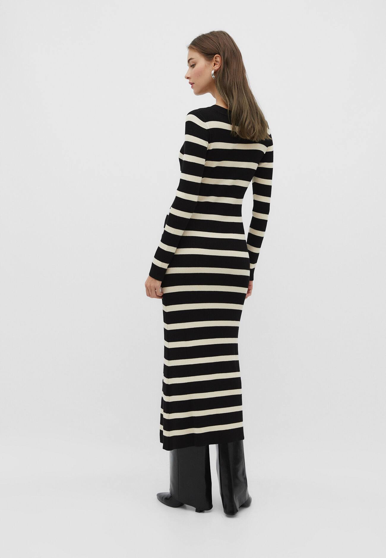 Vestido longo listrado de tricô grosso com fenda