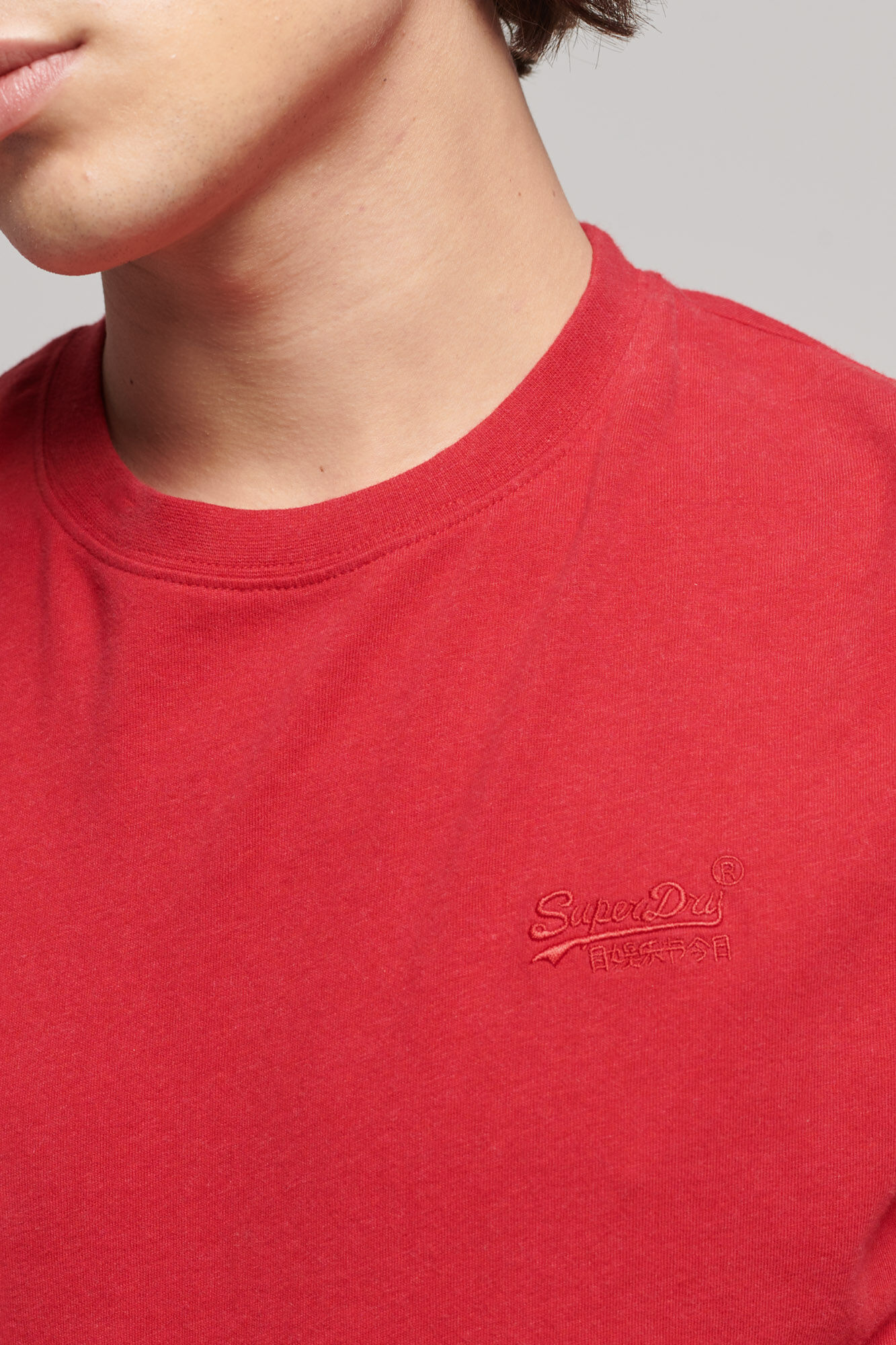 Camiseta de algodão orgânico com logo vintage bordado - vermelha