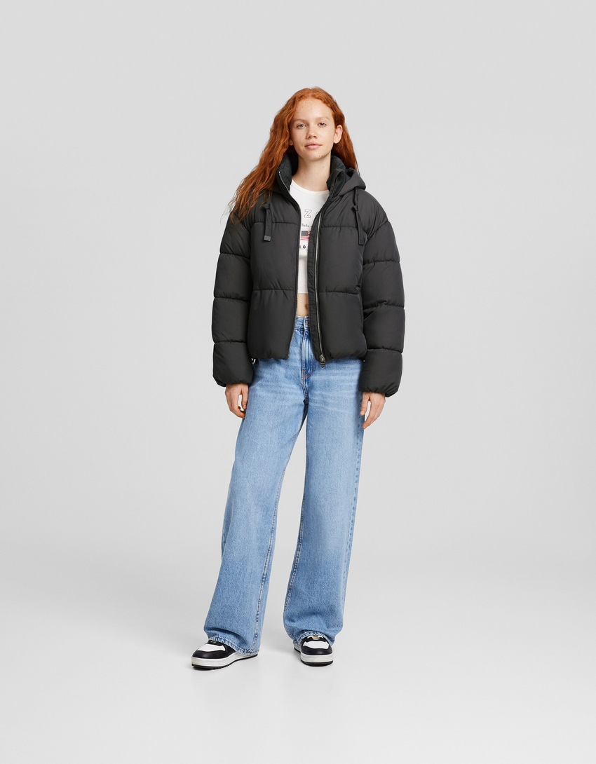 Jaqueta puffer oversized com capuz.