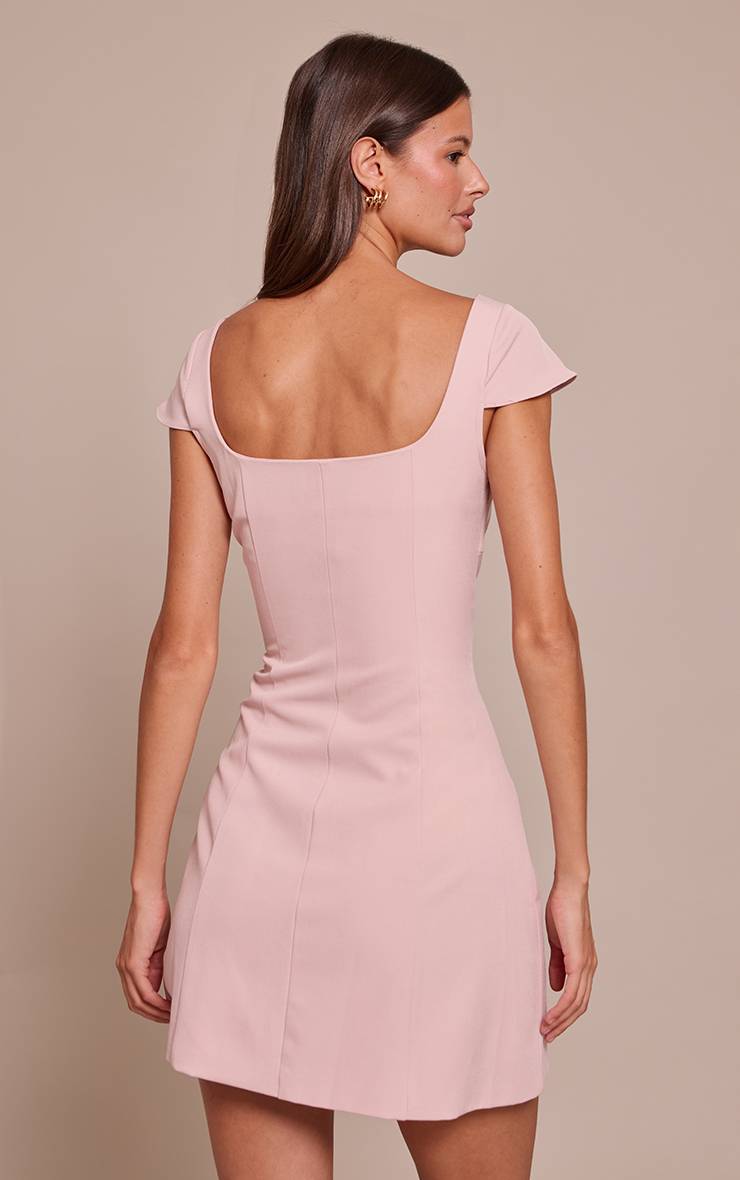 Rose Pâle Robe Droite Ajustée En Tissu Tissé Avec Détail Boutonné