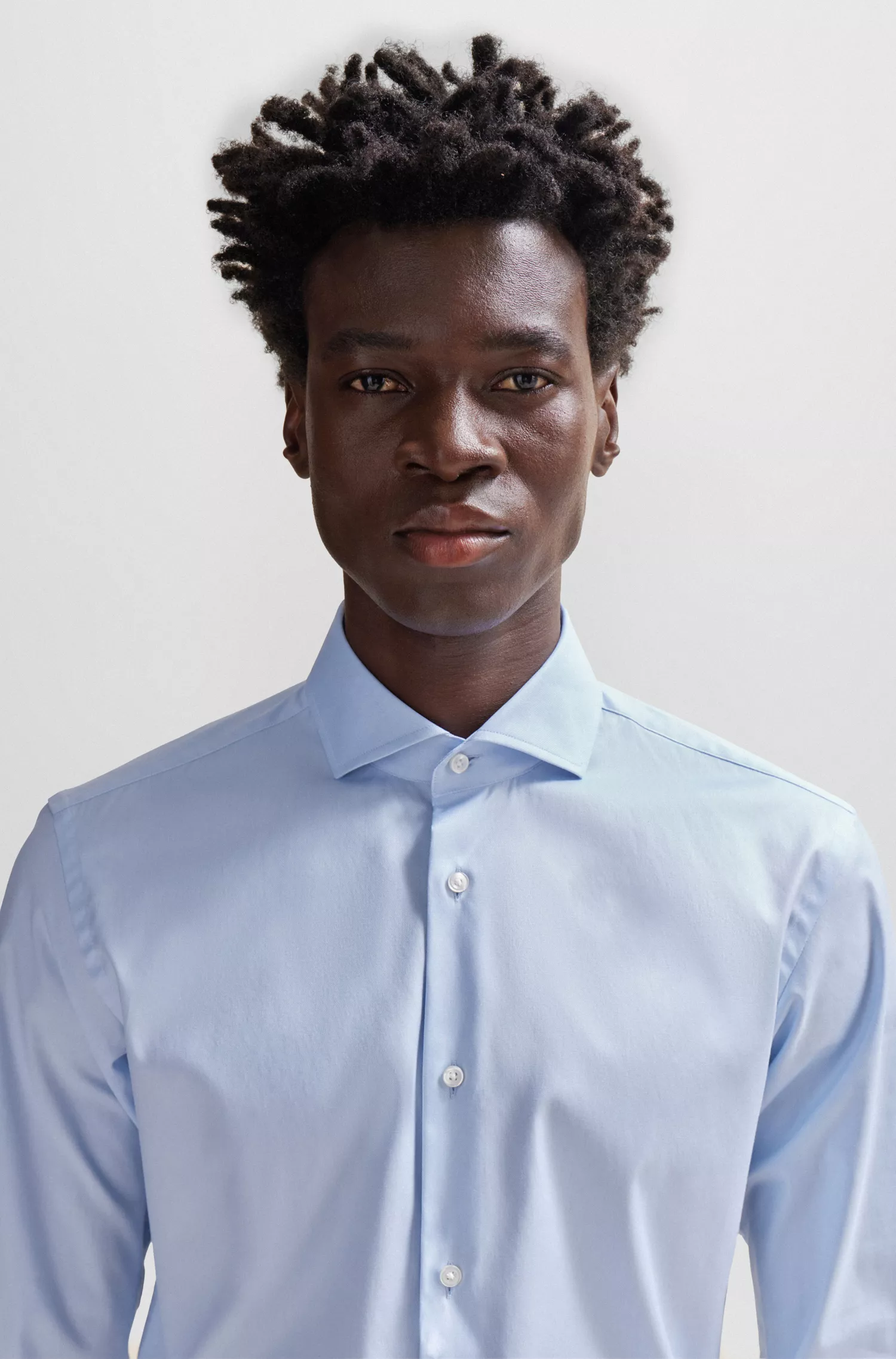 Camisa BOSS preta de corte regular em sarja de algodão com elastano.