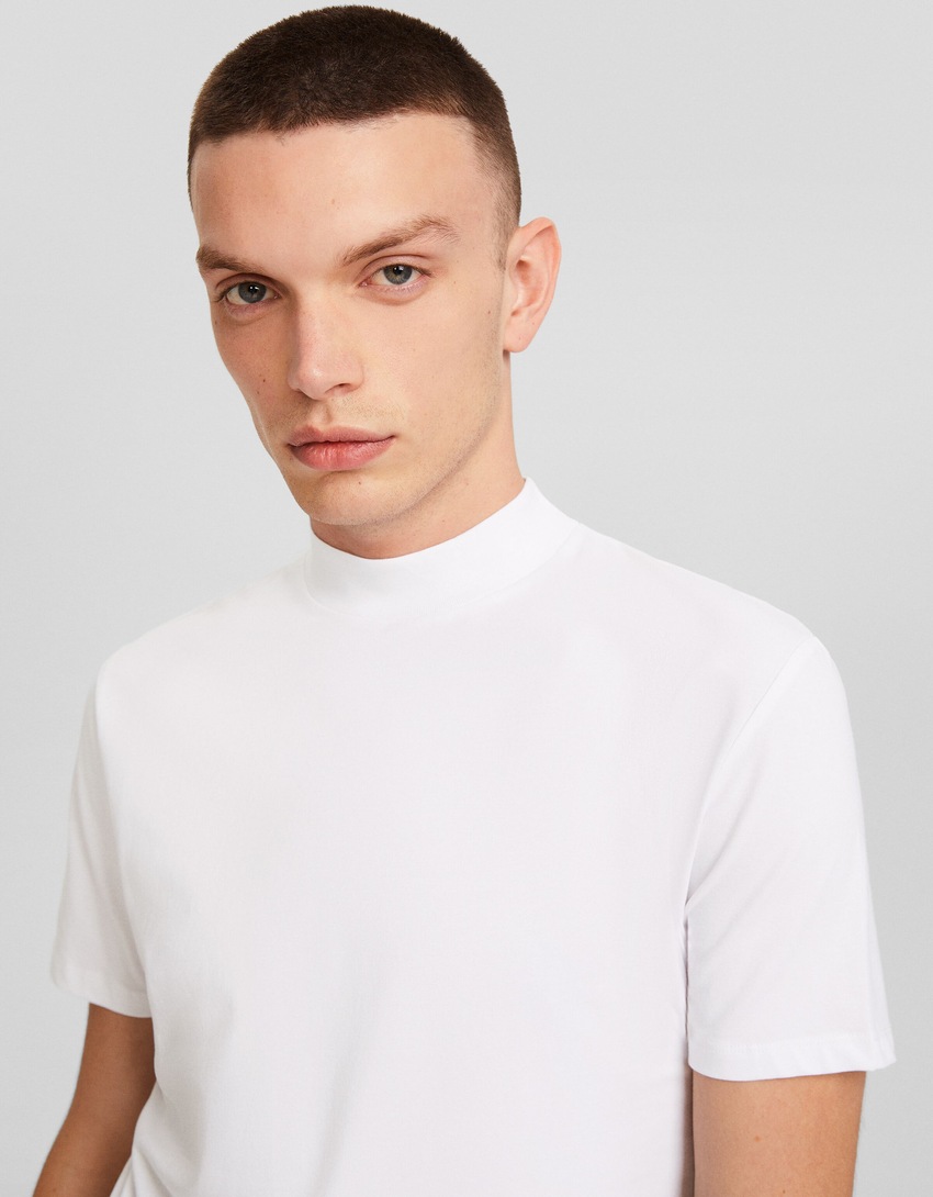 Camiseta de manga curta e gola alta