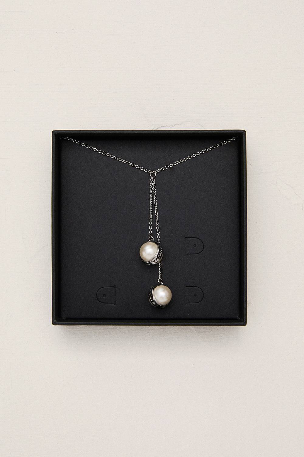 KarenMillen Collier Double Goutte de Perles Logo en Ton Argenté