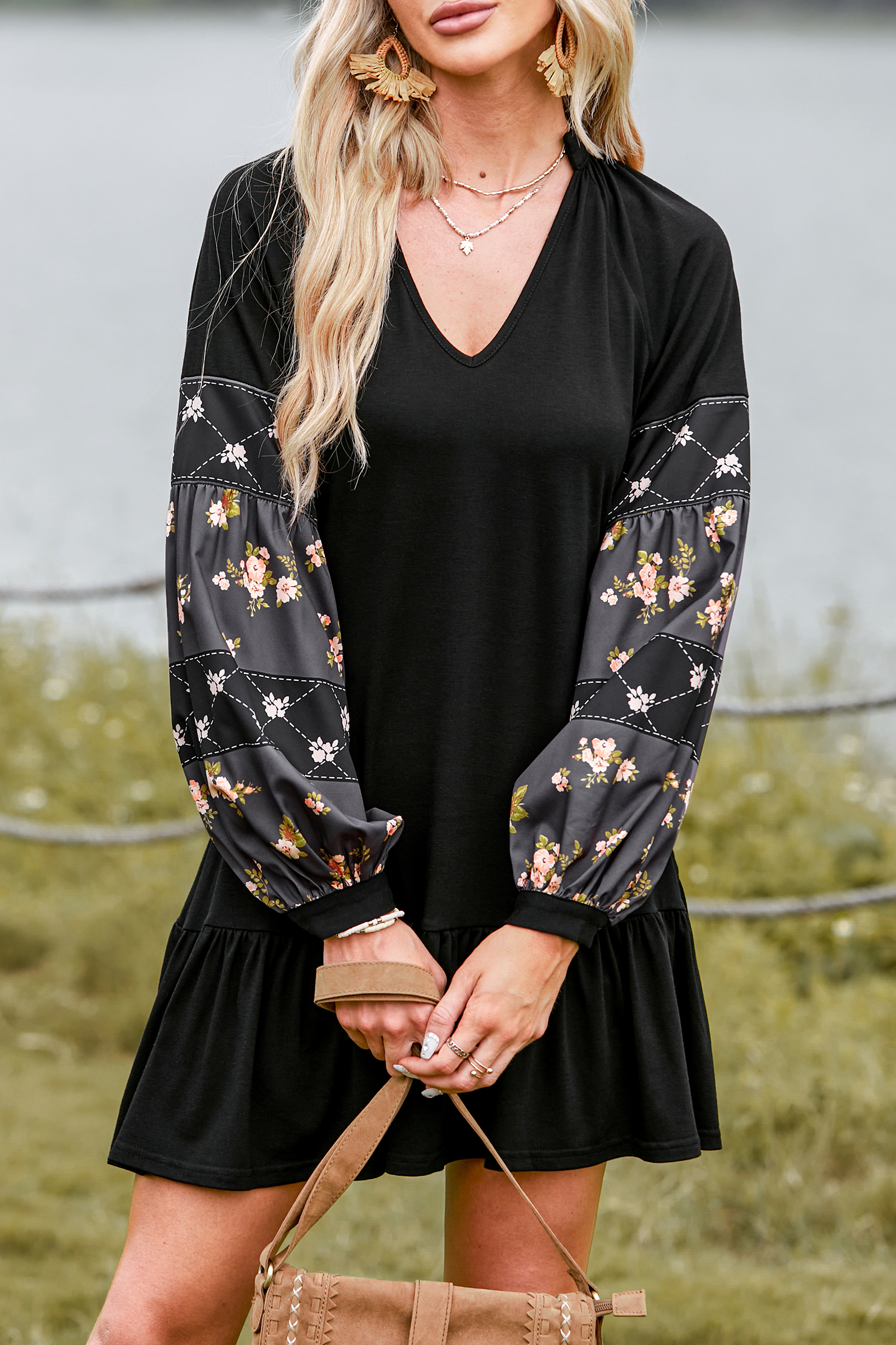 Robe avec col en V et manches bouffantes à volants