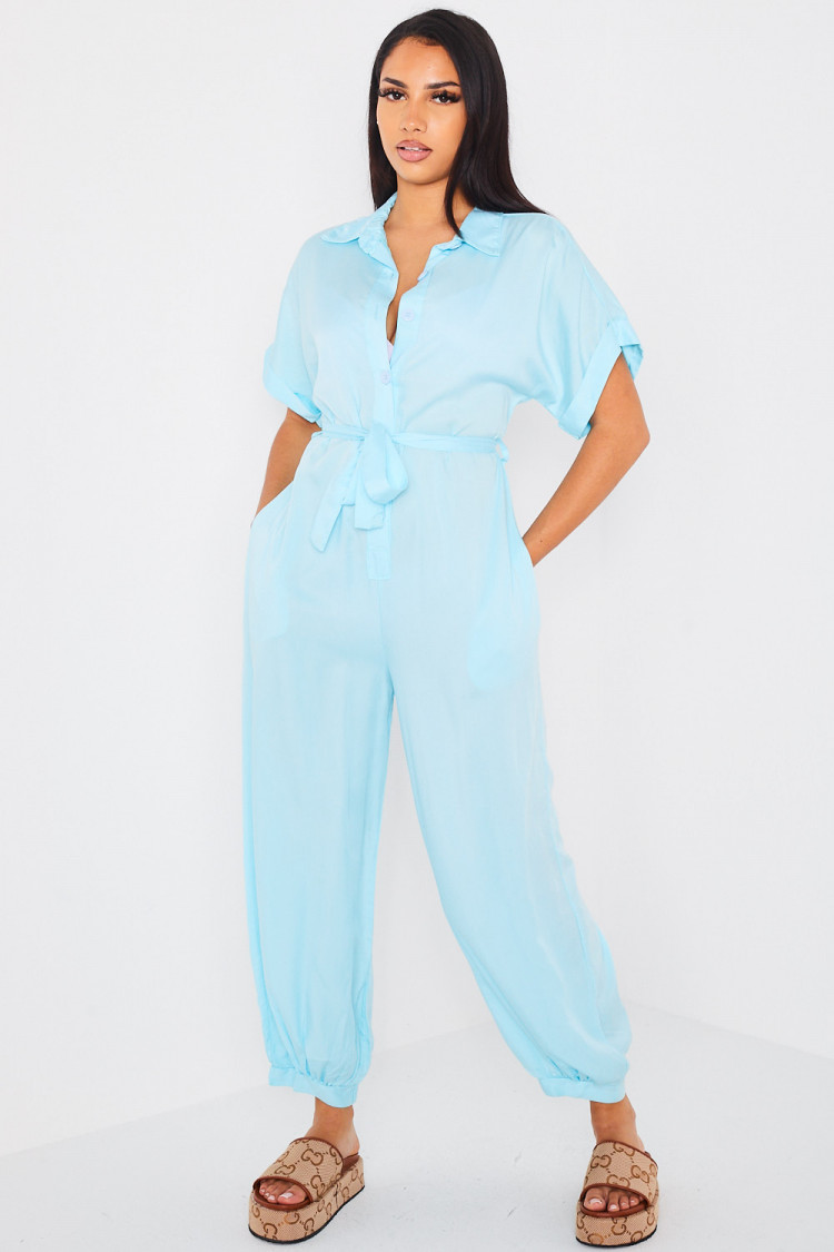 Combinaison pantalon bleue à manches courtes fluide