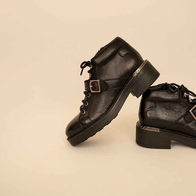 Boots à boucles et détails argentés en métal  en cuir grainé noir