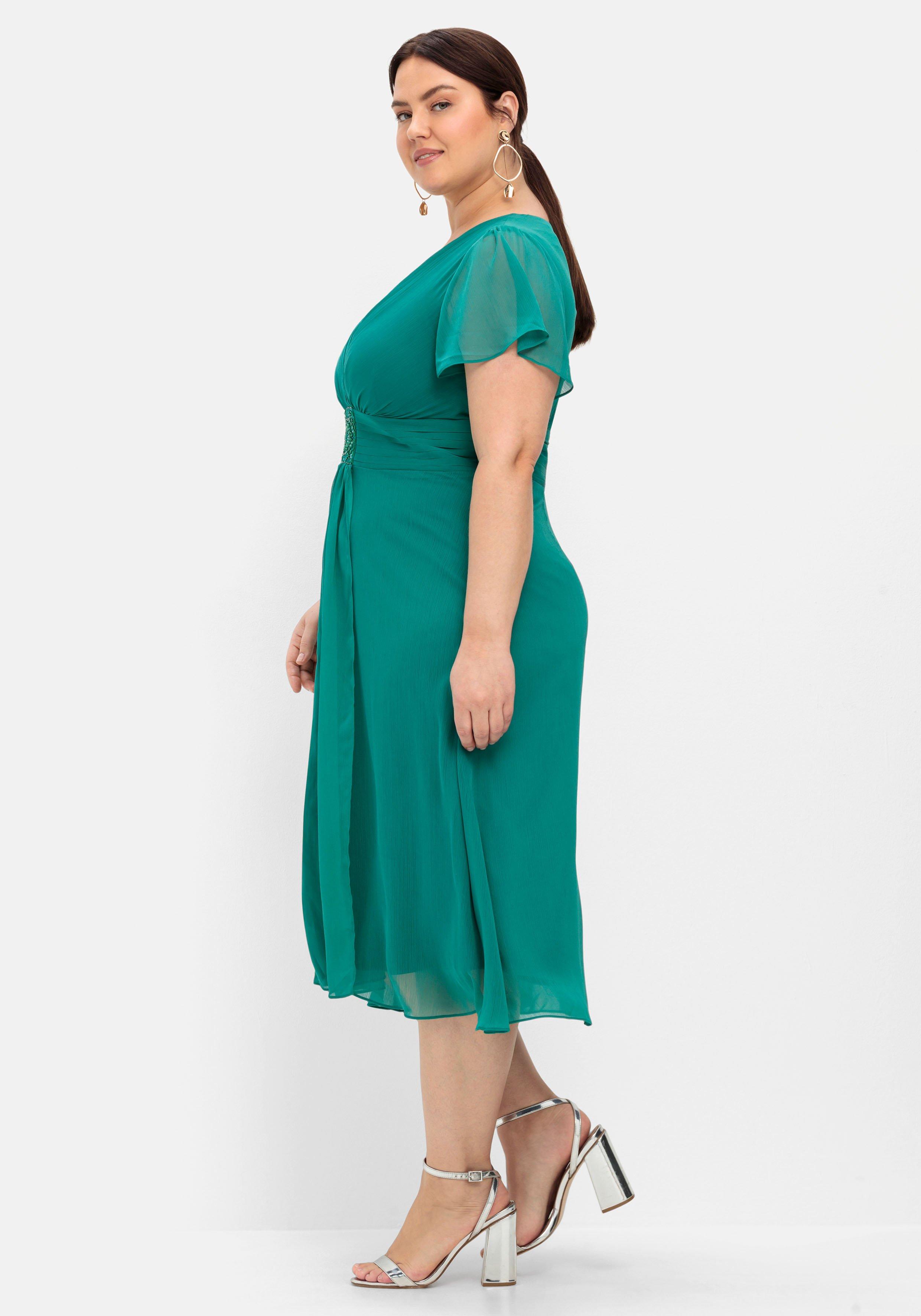 Abendkleid mit Schmuckbrosche