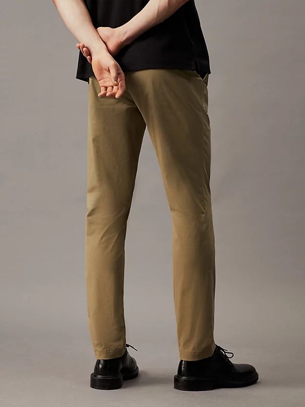 Calças chino slim com cinto.