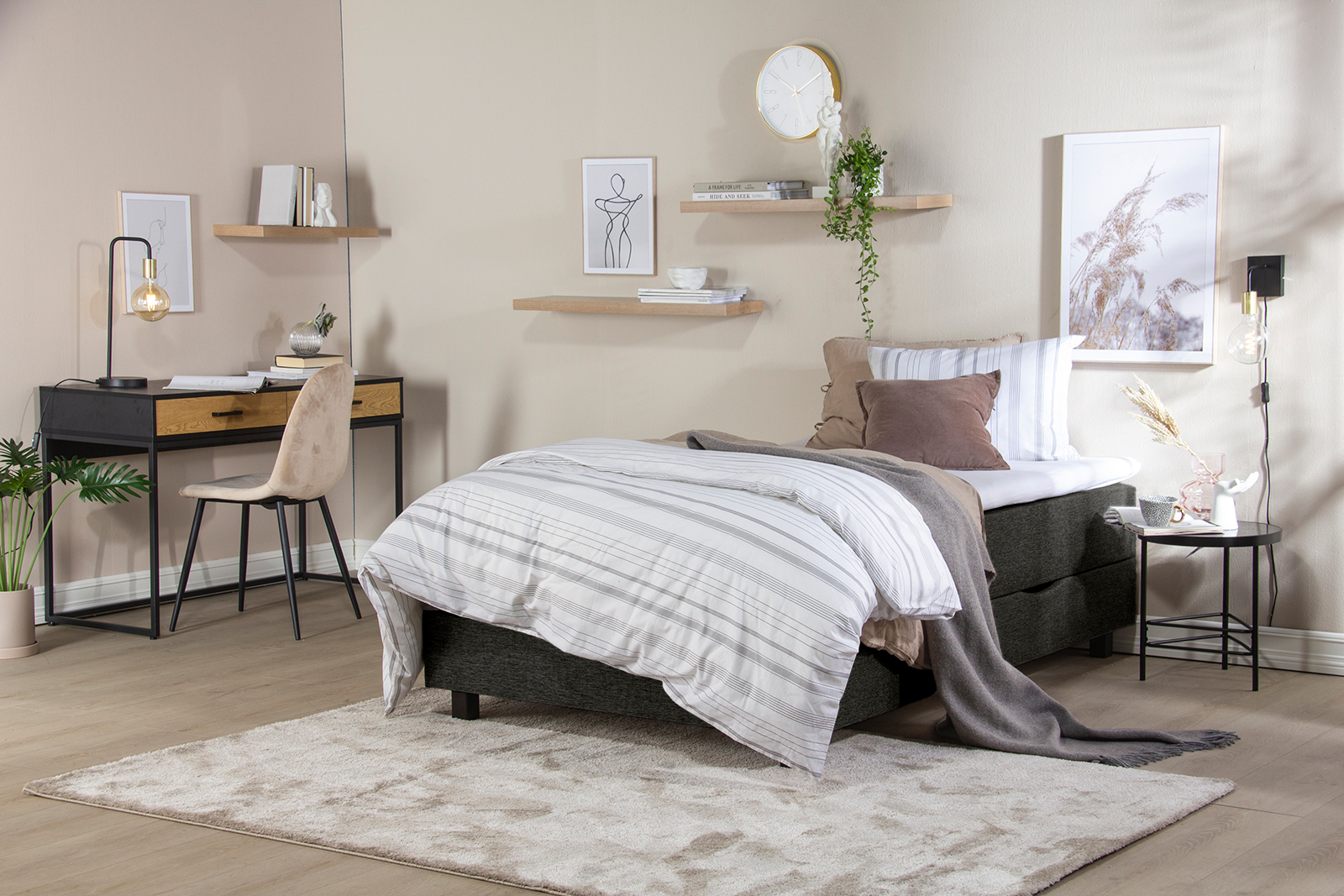 S3 smartseng 120x200 cm i tekstil Gandar 16 Grå med 8 cm overmadrass og sortbeiset ben\n