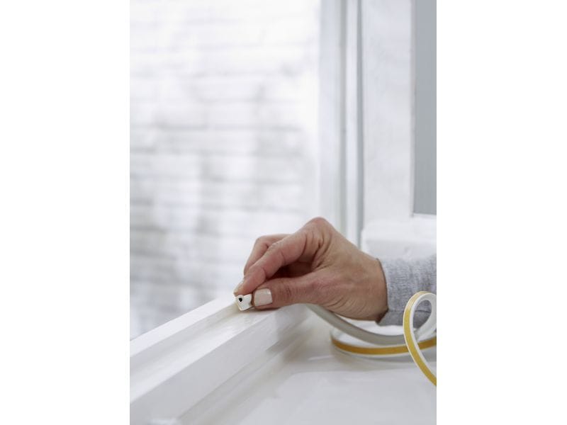 tesa Dichtungsband P-Profil, Weiss, 6 m x 9 mm Gummidichtung zur Abdichtung grösserer Fugen an Fenstern und Türen