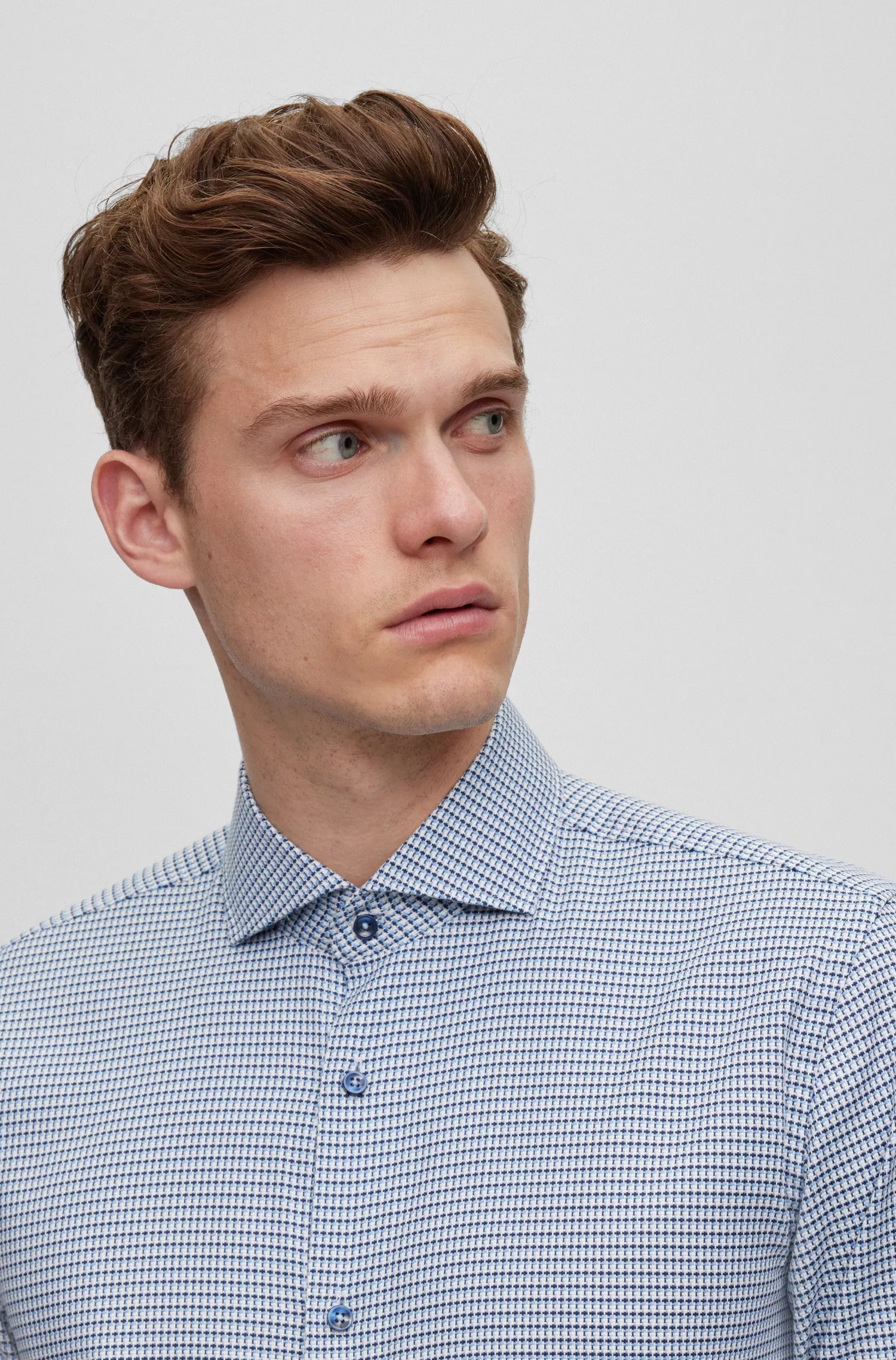 Camisa BOSS preta de corte slim em algodão elástico microestruturado.