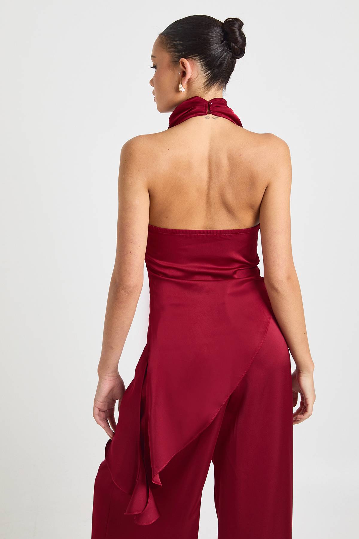 boohoo Haut En Satin À Col Bénitier Et Ourlet Asymétrique