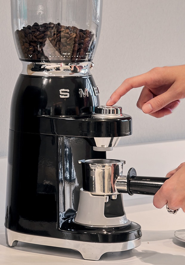 SMEG Kaffeemühle schwarz 50's Style elektrisch