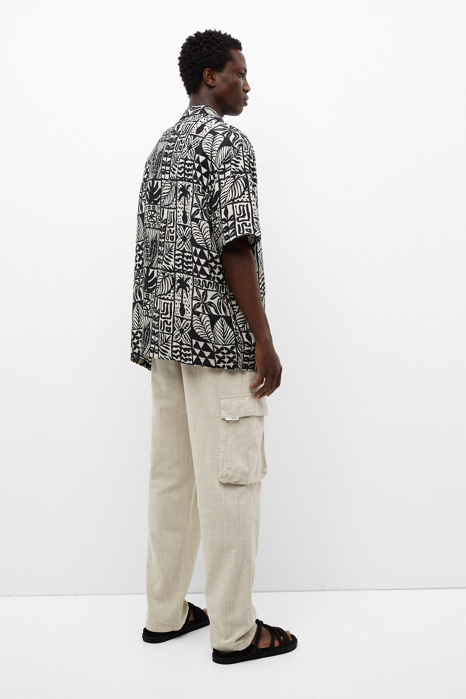 CAMISA COM ESTAMPA FLORAL EM PRETO E BRANCO - PRETA