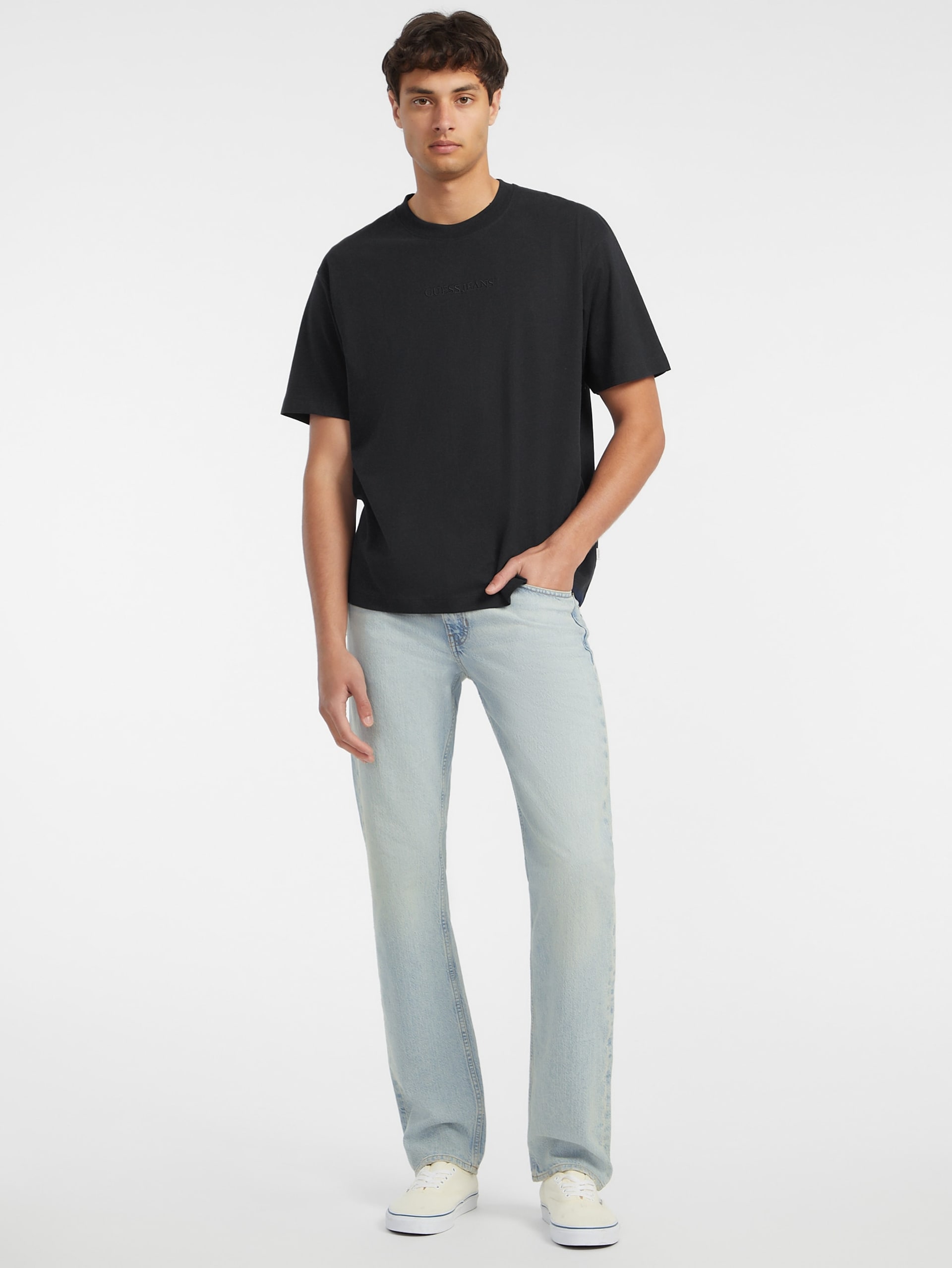 Camiseta com logotipo bordado