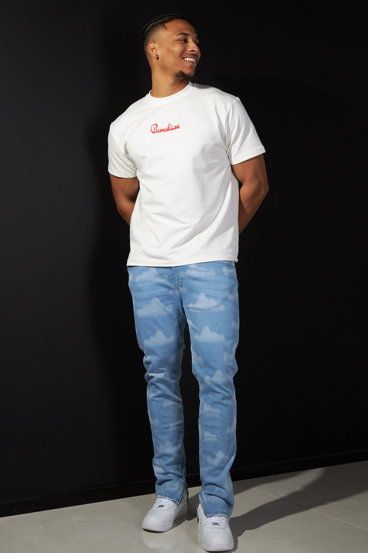 Jean bleu clair à motif nuage blanc