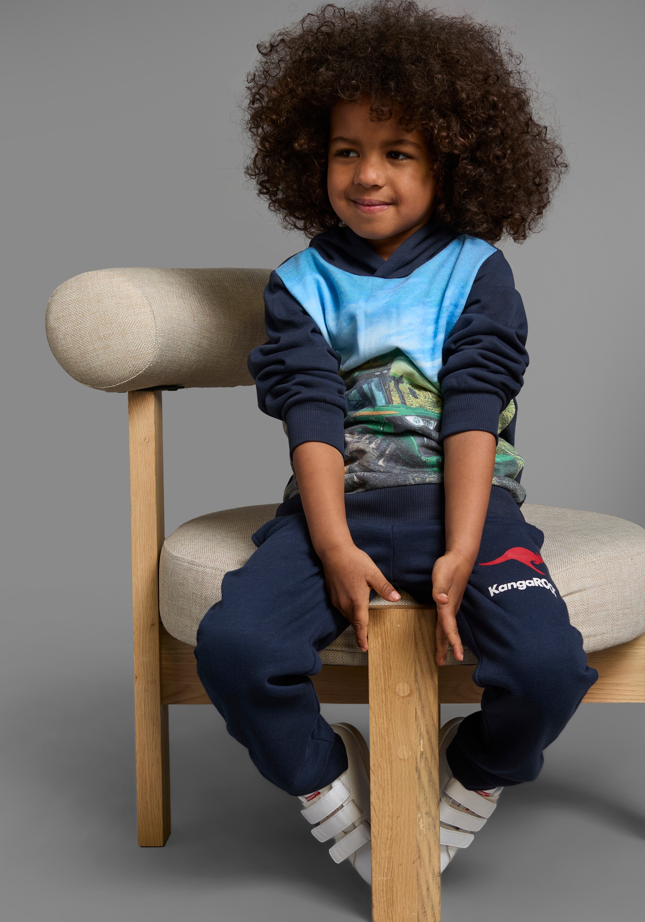 KIDSWORLD Kapuzensweatshirt »Traktor - Fotodruck«, bedrucktes Design,  aus angerauter Sweatware,  mit Rippbündchen