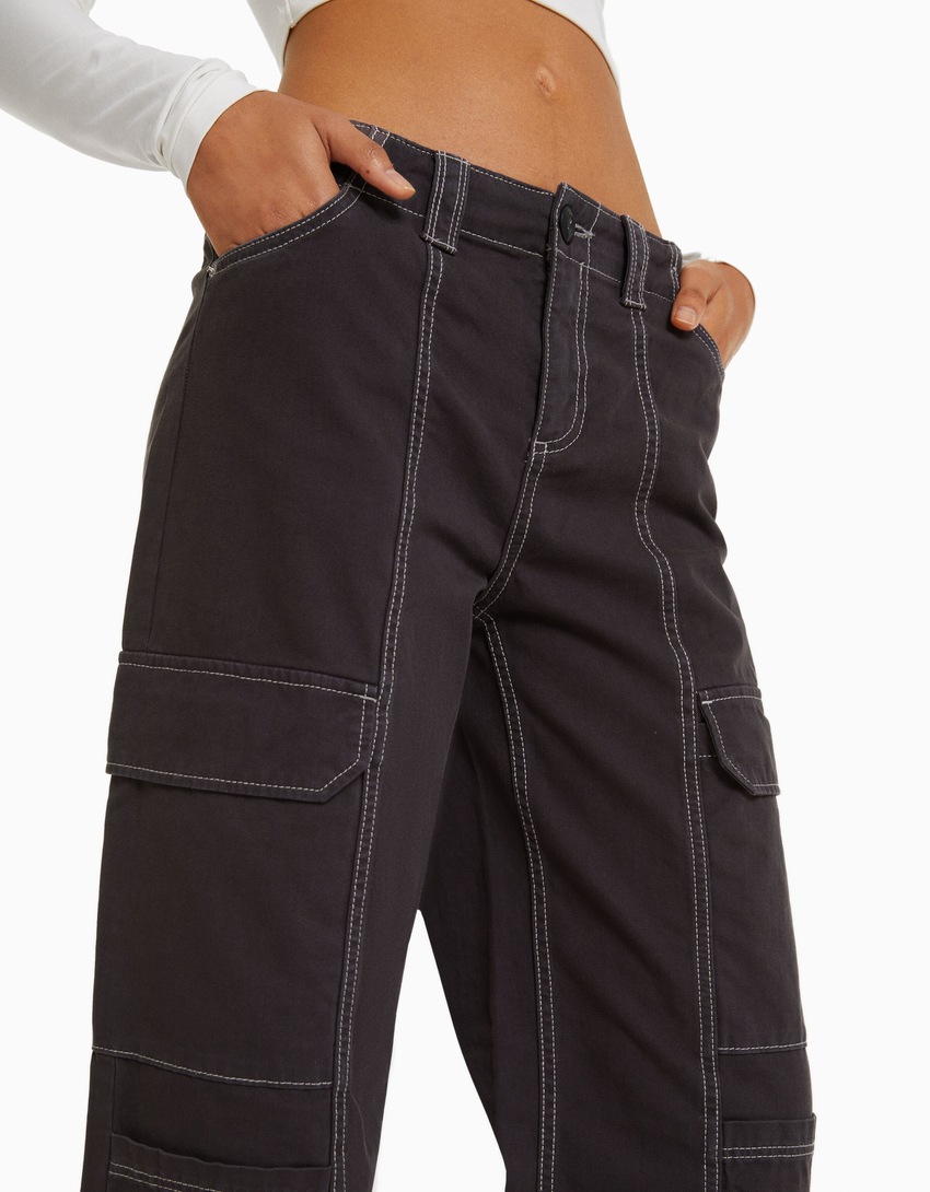 Calça cargo de algodão de cintura baixa com costura contrastante.