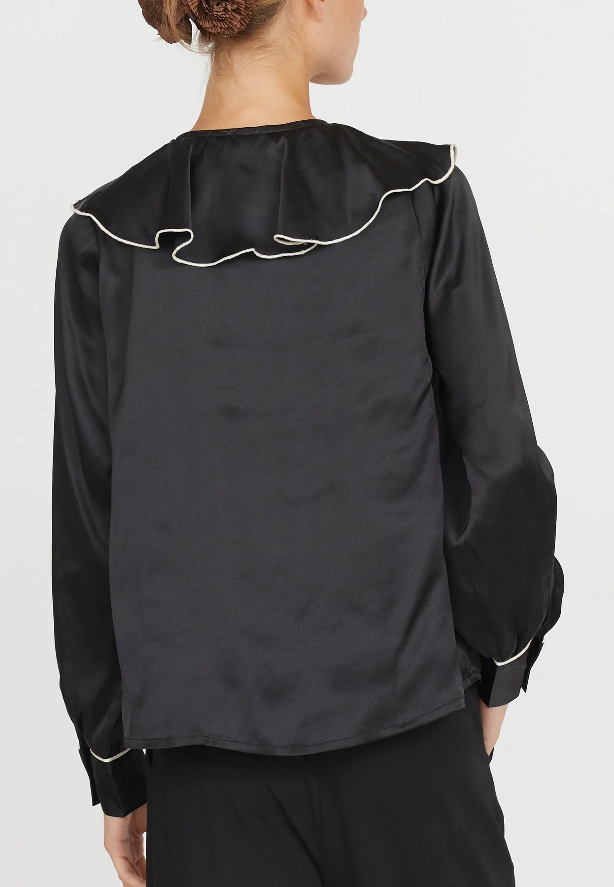 Love & Divine Love1241 10 black cream