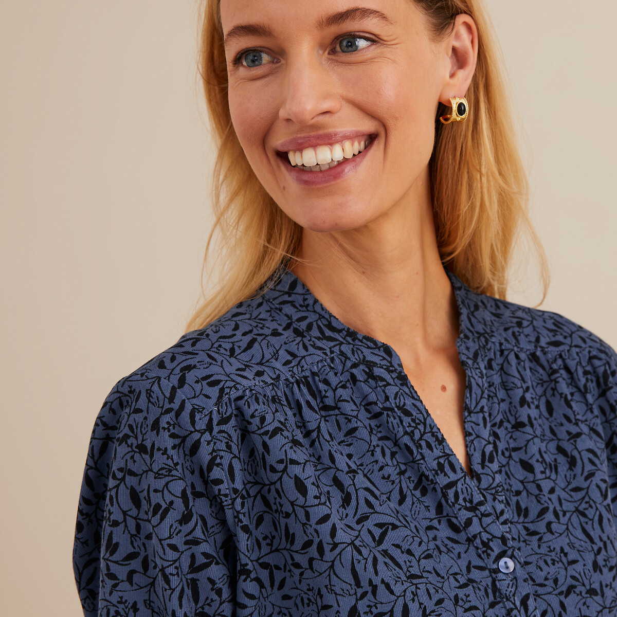 ANNE WEYBURN<br>Blusa de veludo, decote túnica, estampa floral