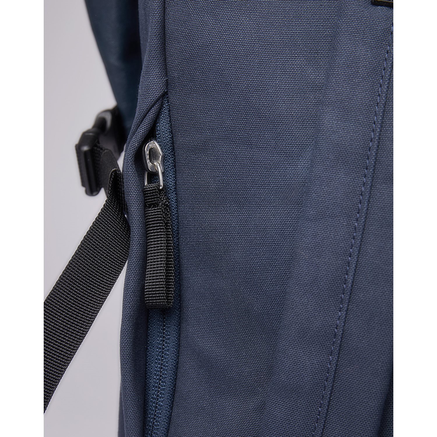 Sandqvist Alfred Backpack navy with black webbing