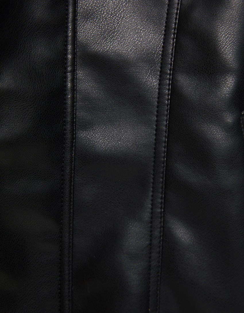 Jaqueta bomber oversized em couro sintético