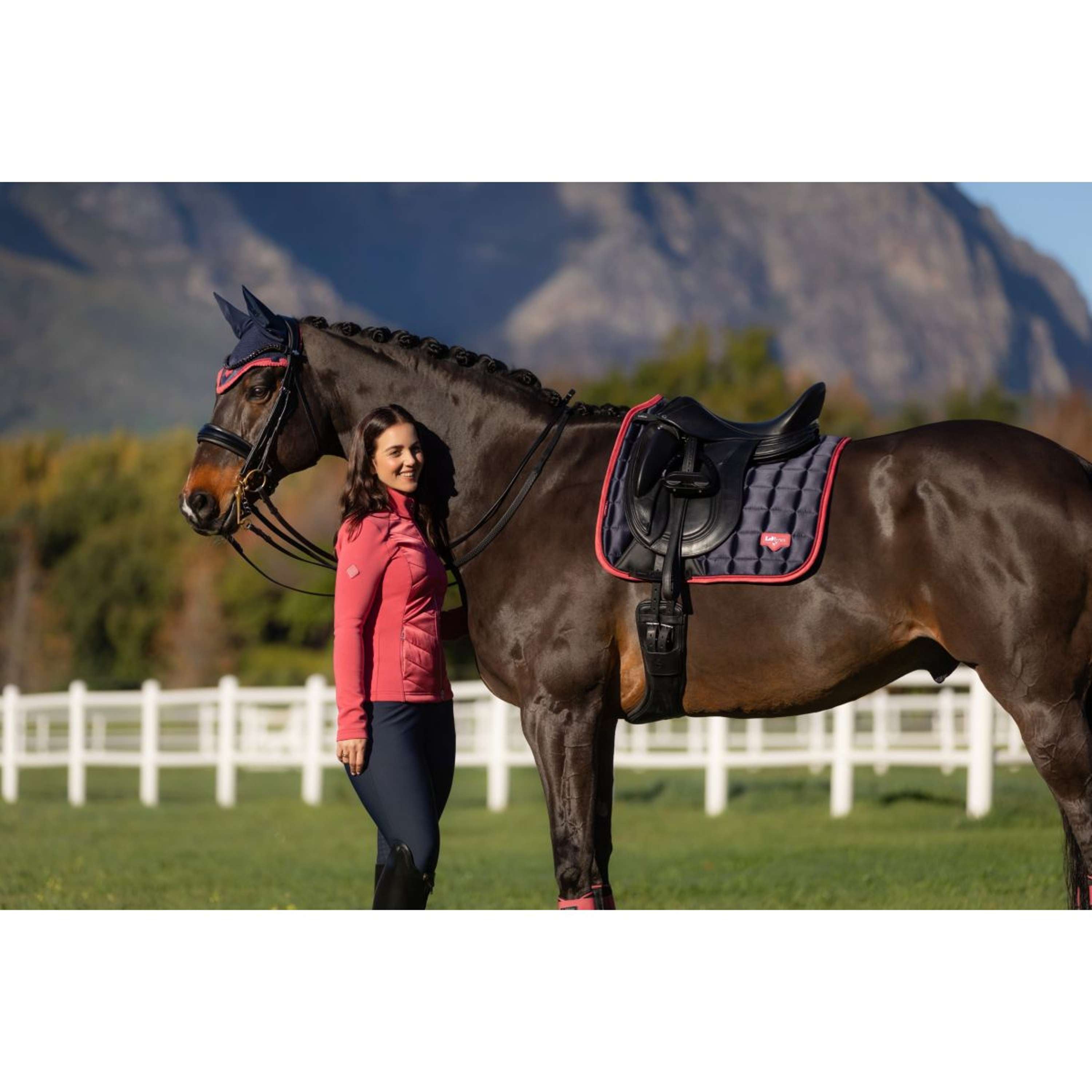 LeMieux Zadeldekje Loire Classic Dressuur Navy/Cranberry