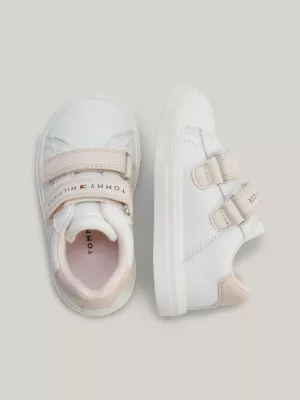 Tênis com fecho de velcro e bandeira tonal