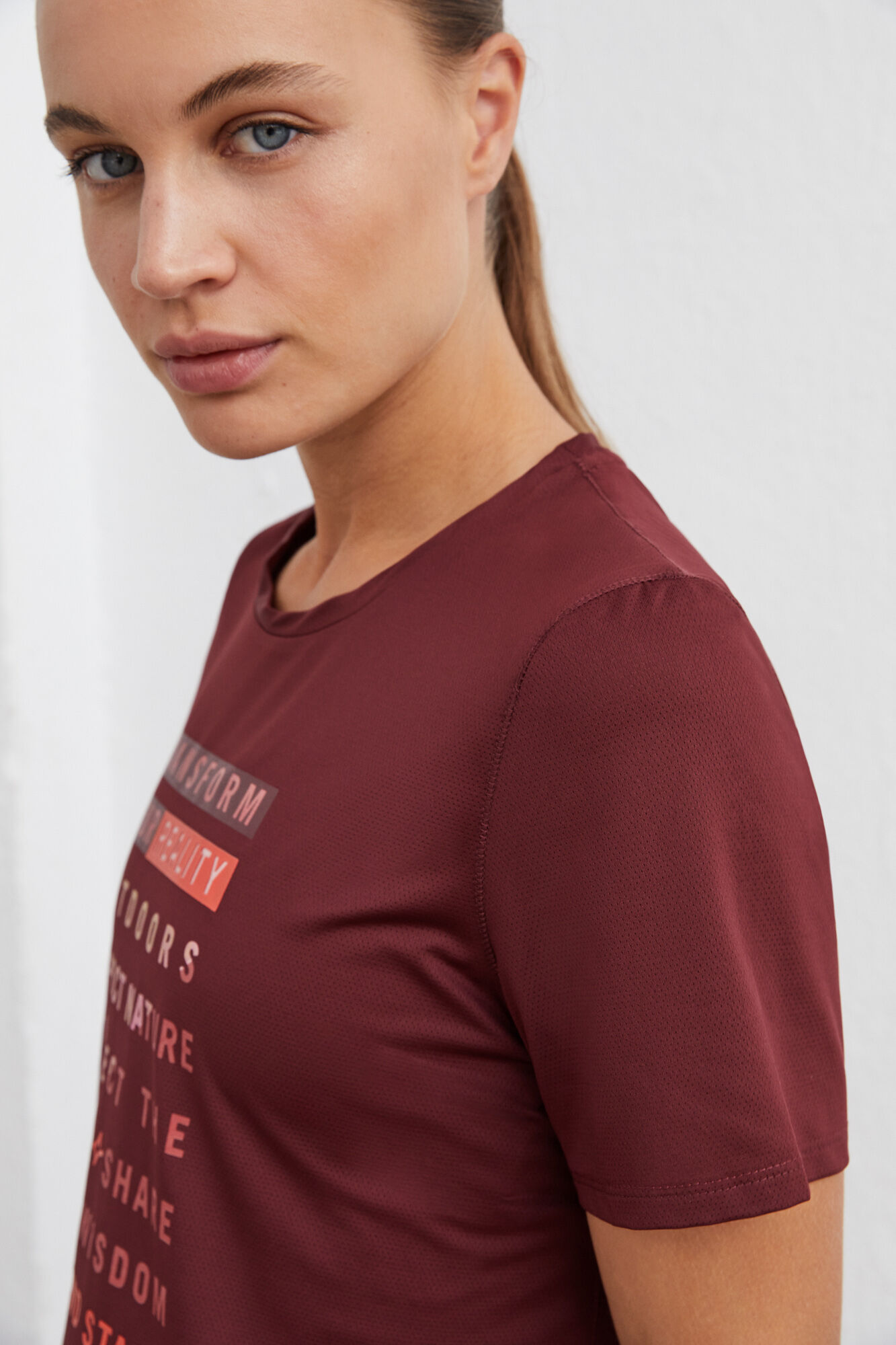 Camiseta técnica respirável na cor bordô - estampa