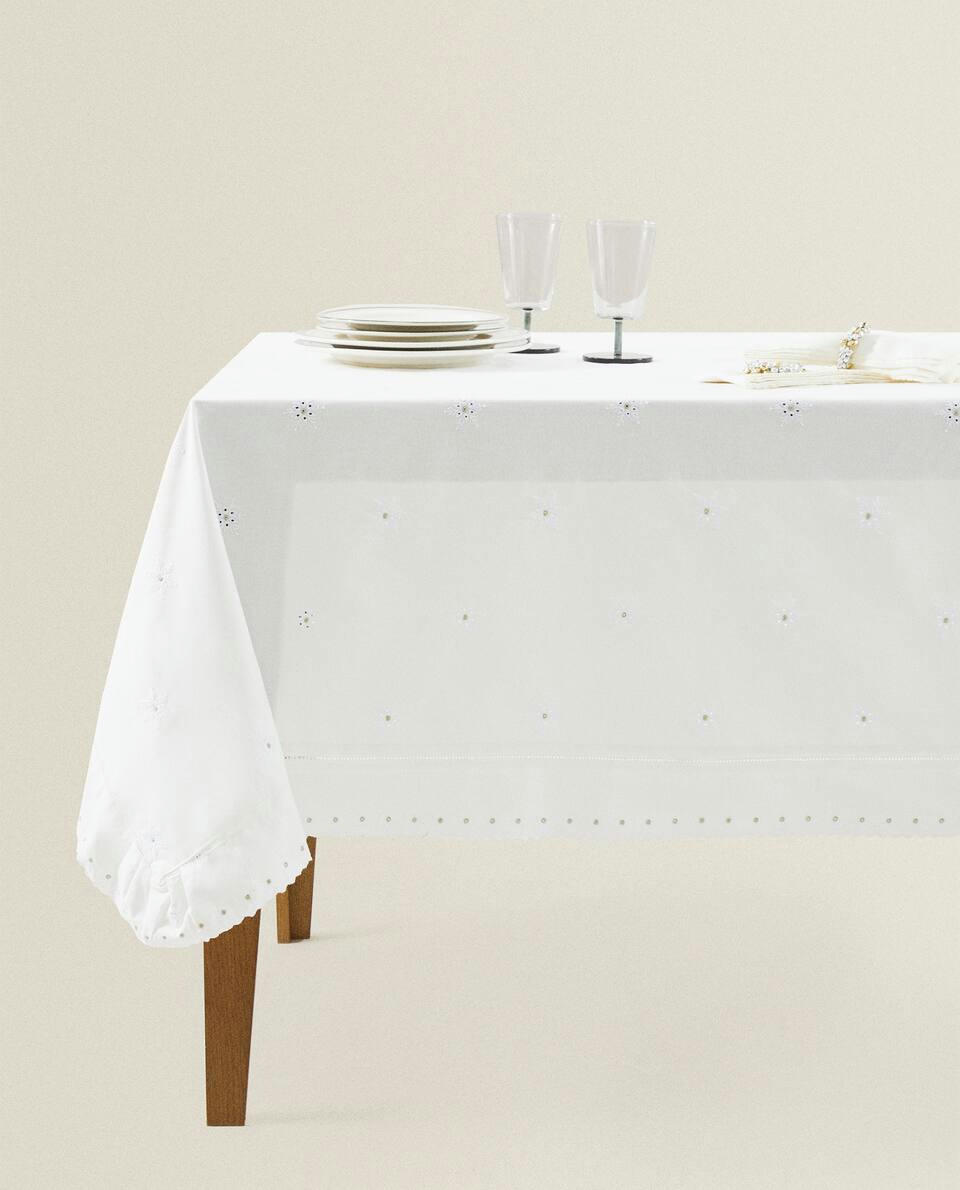 Toalha de mesa de Natal em algodão bordado com babados.