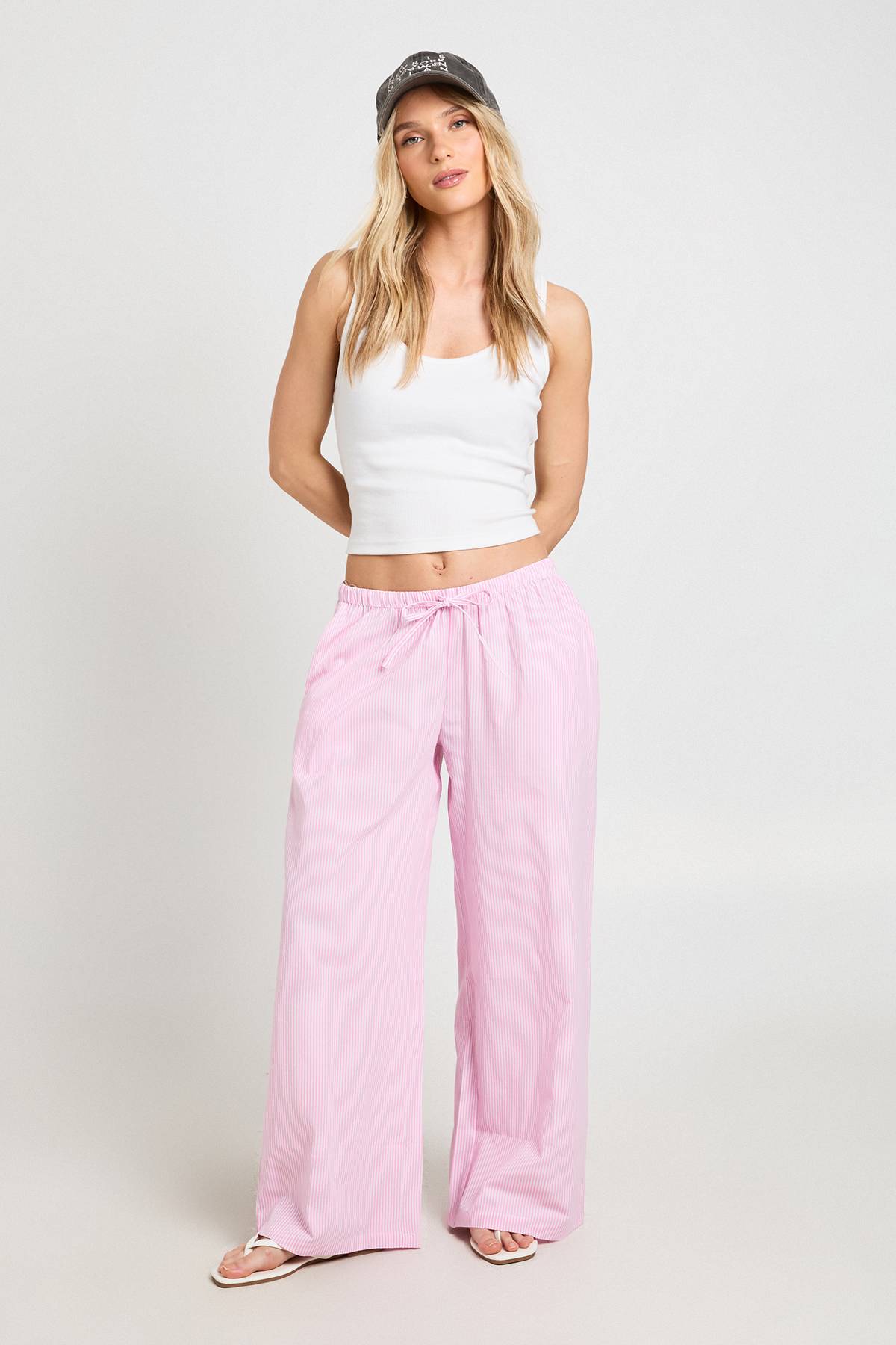 boohoo Pantalon Large Petite En Popeline De Coton À Rayures