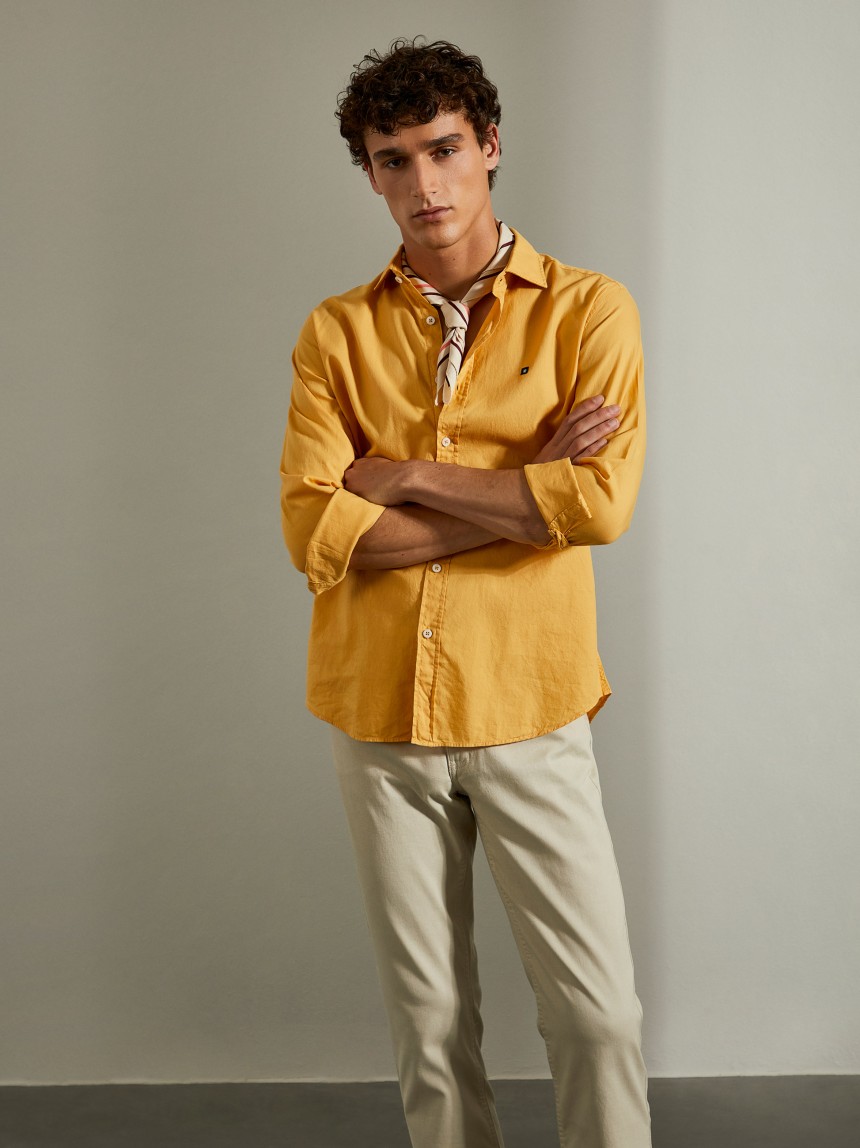Camisa slim fit em tecido popelina
