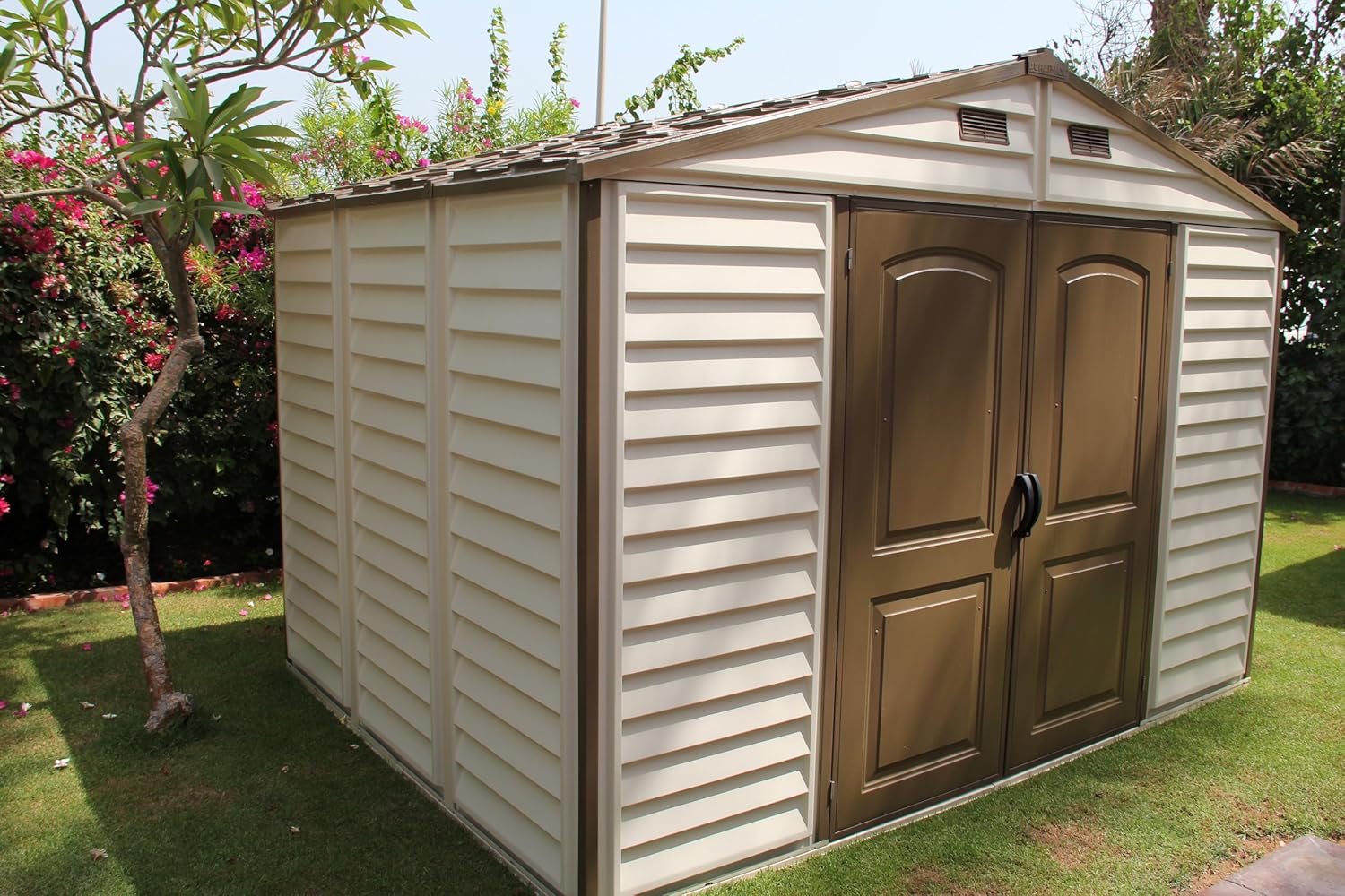 Woodside 10 x 8 Vinyl-Lagerschuppen mit Foundation und drei feste Fenster