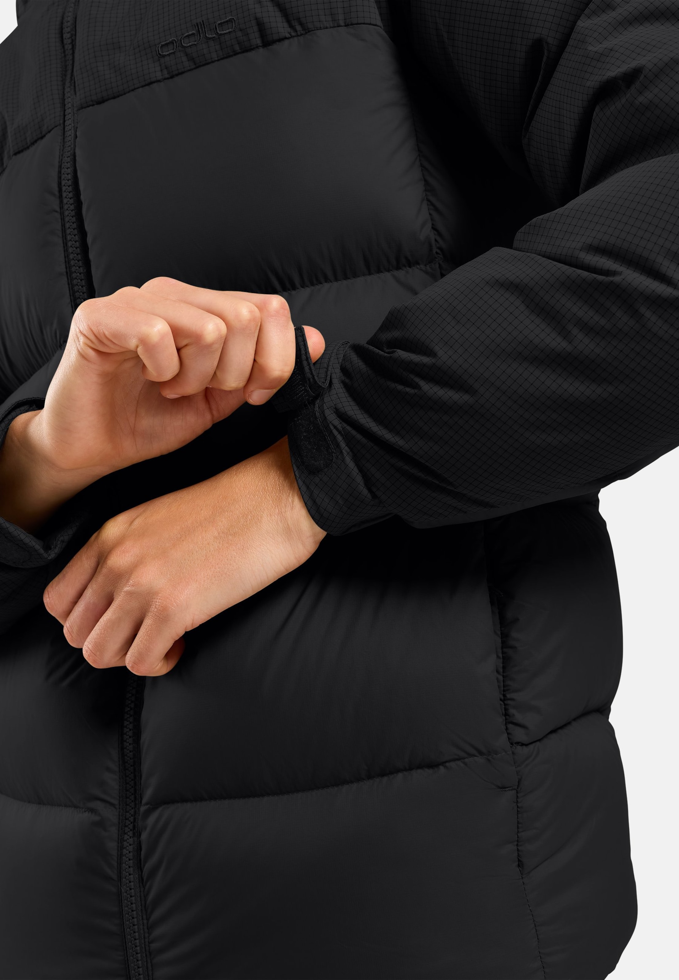 Ascent Daunenjacke mit Kapuze in black
