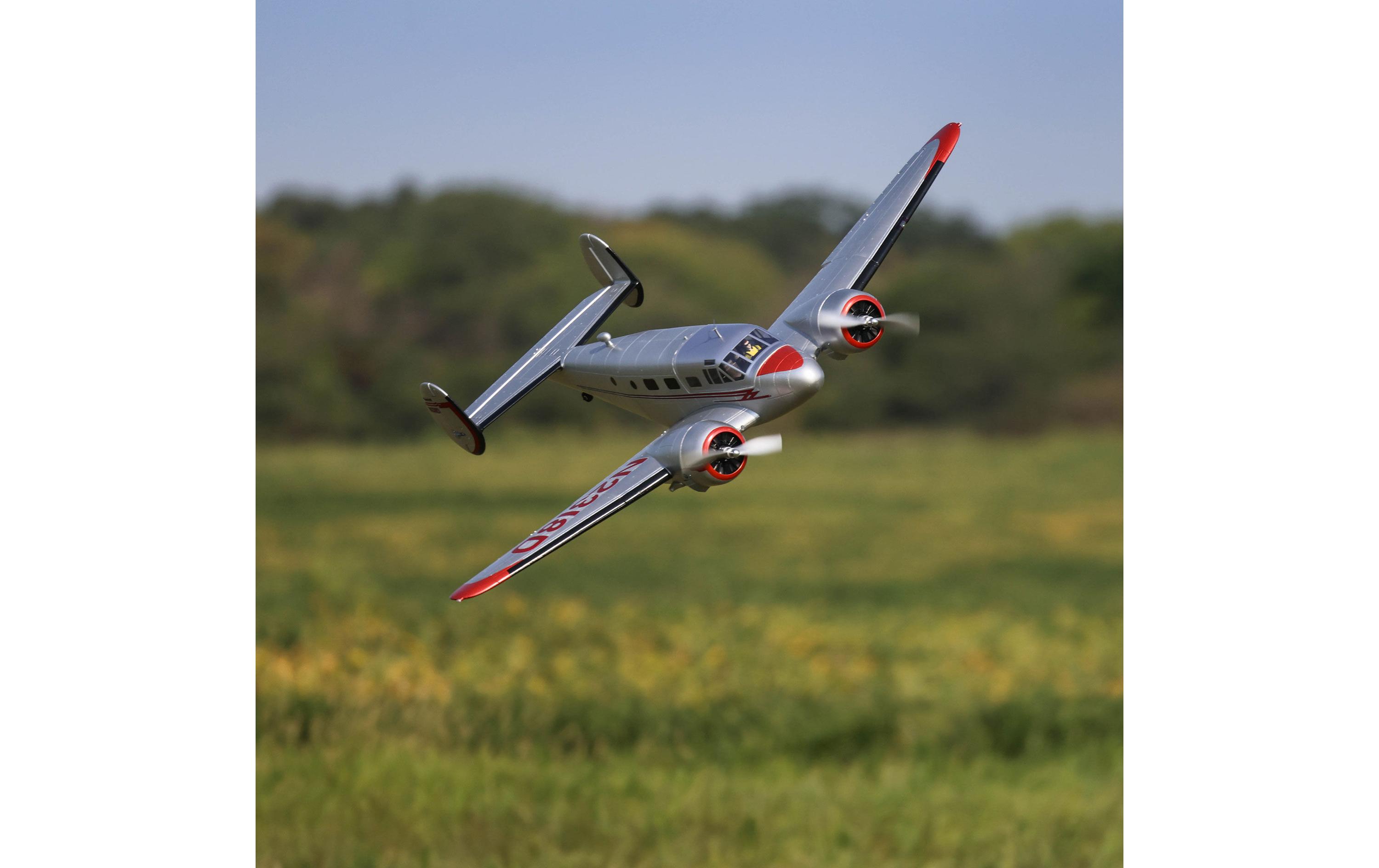 Motorflugzeug Beechcraft D18 1504 mm BNF Basic<br>2-Motoriger Scale Tiefdecker mit Spektrum Technik