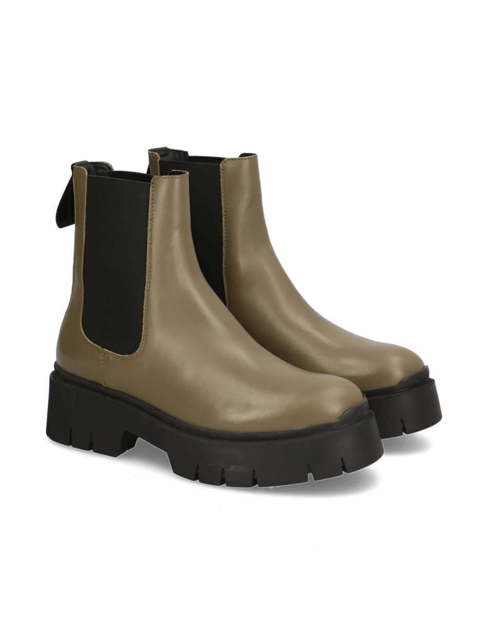 Kris ChBootie-C