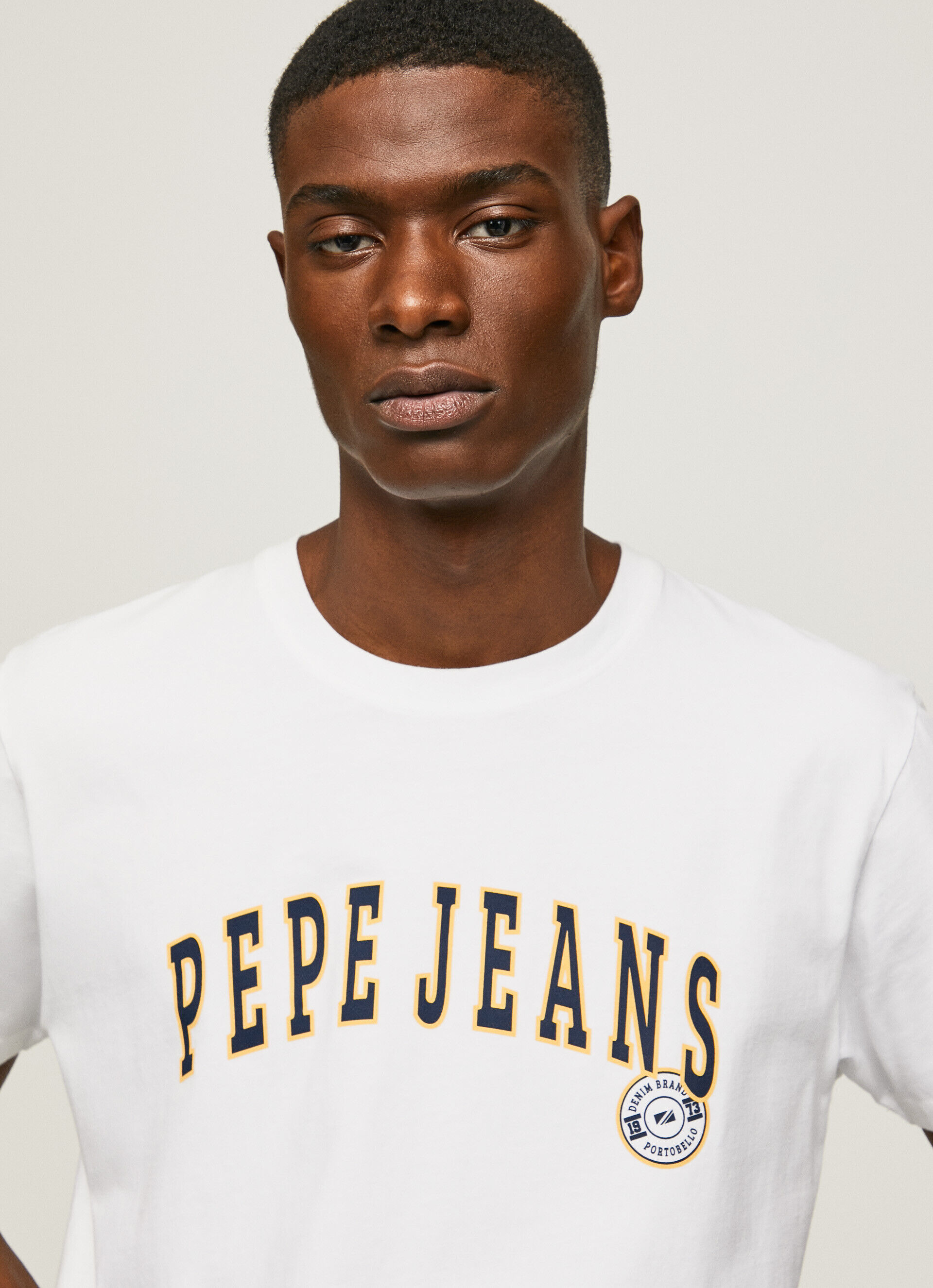 CAMISETA COM LOGOTIPO ESTAMPADO - branca