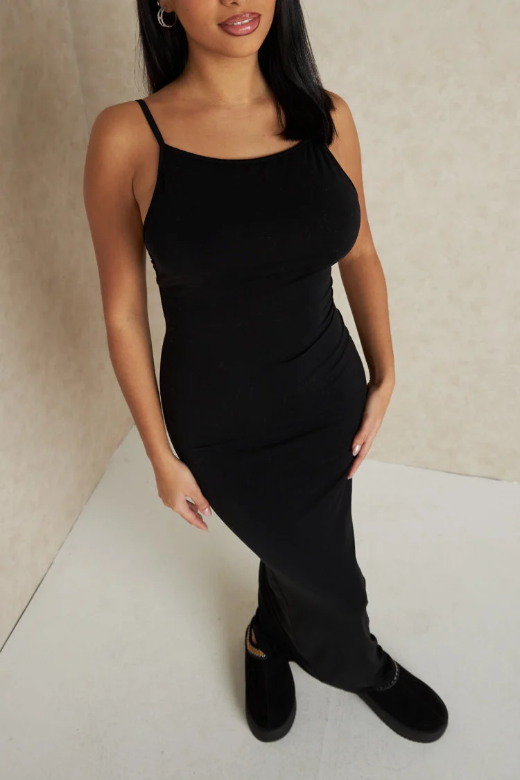 Robe noire ajourée à bretelles