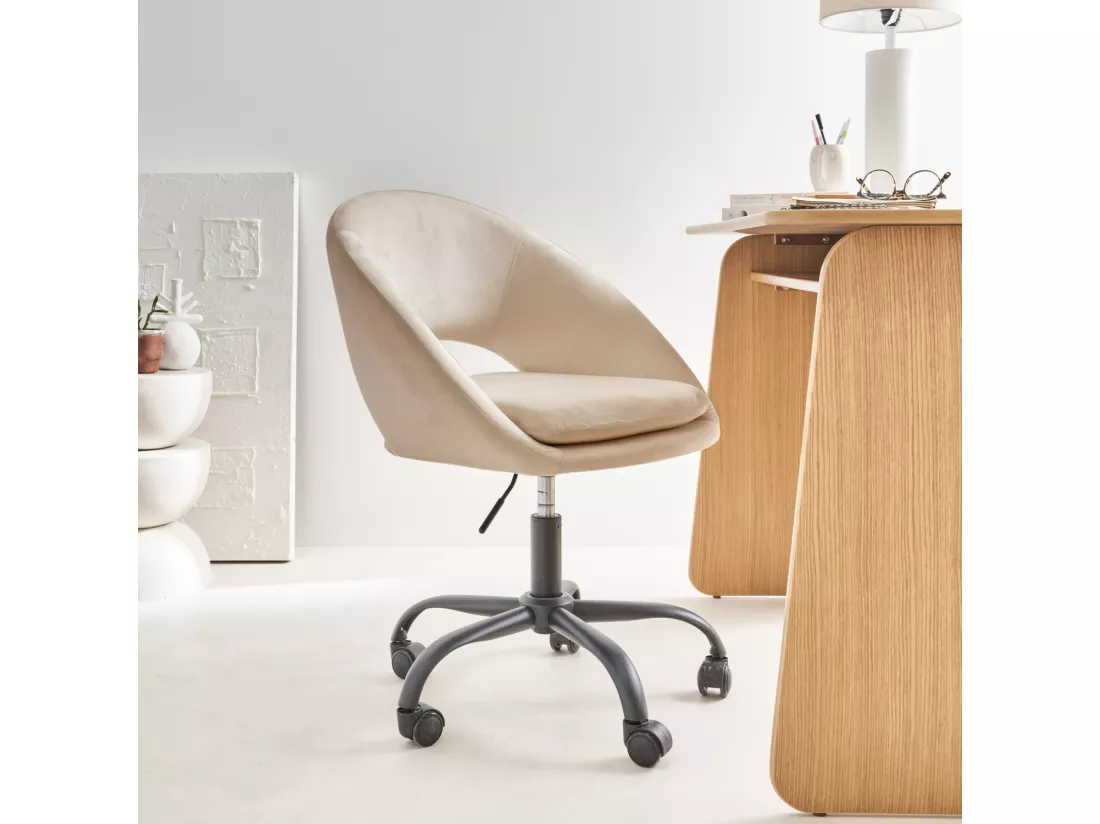 Chaise de bureau ronde à roulettes en velours blanc cassé. Pam. L 59 x P 60 x H 79 / 89cm