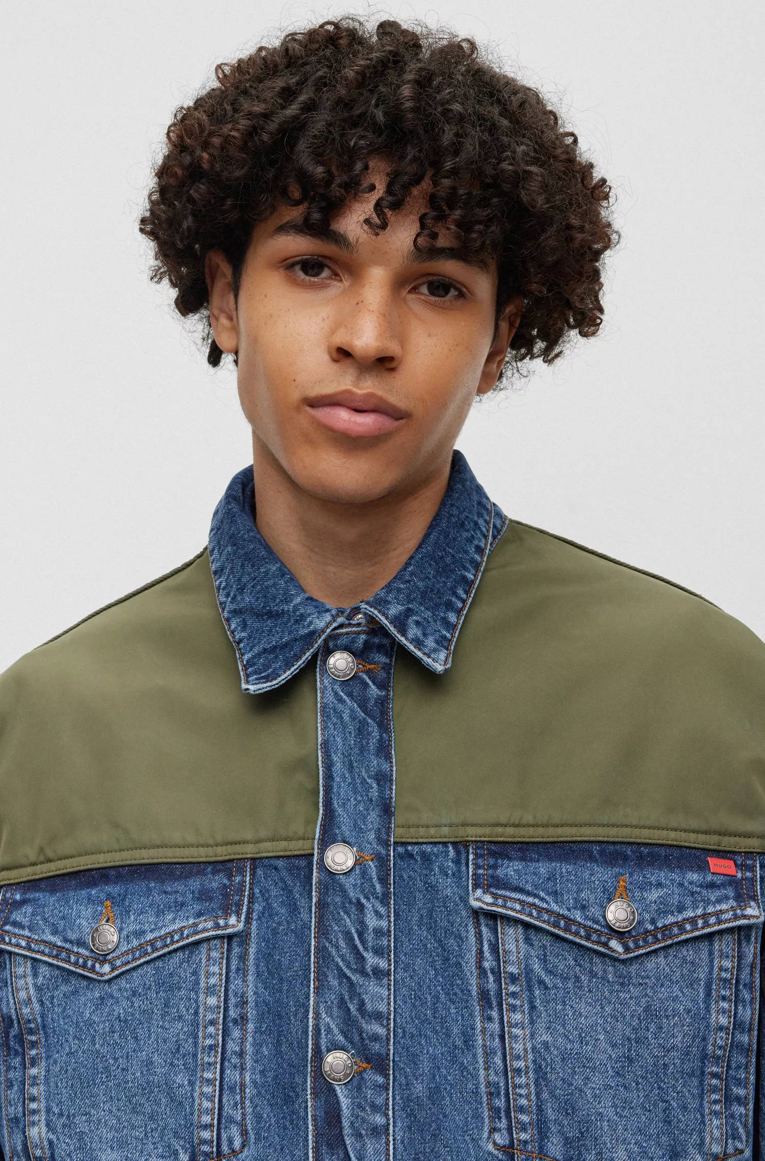 Jaqueta HUGO Red-Hybrid de modelagem relaxada em denim rígido azul.