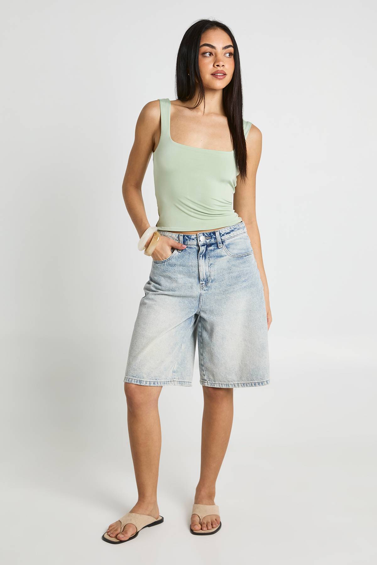 boohoo Haut Court À Encolure Carrée Double Épaisseur En Tissu Slinky
