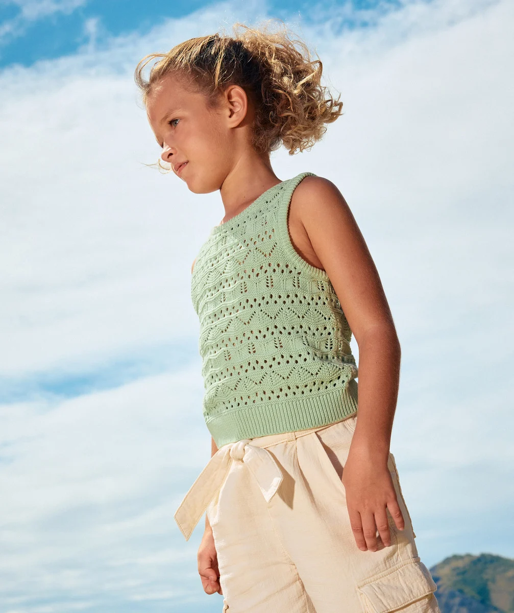 pull sans manches fille en tricot ajouré vert pastel