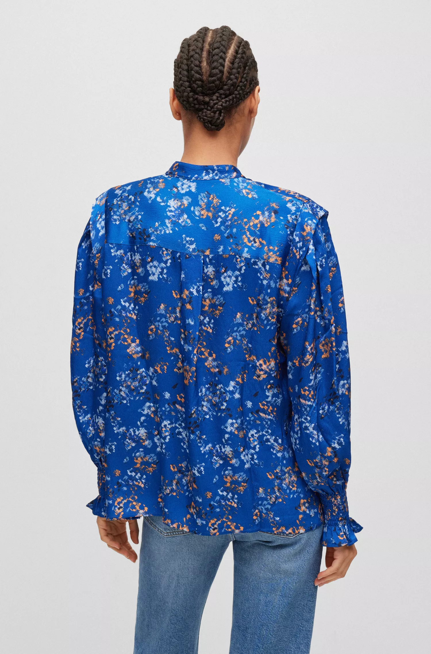 Blusa BOSS preta de corte regular com estampa da estação e fechamento oculto.