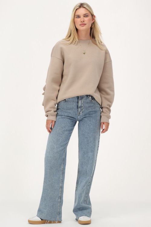Beige sweater met ruffle en patch