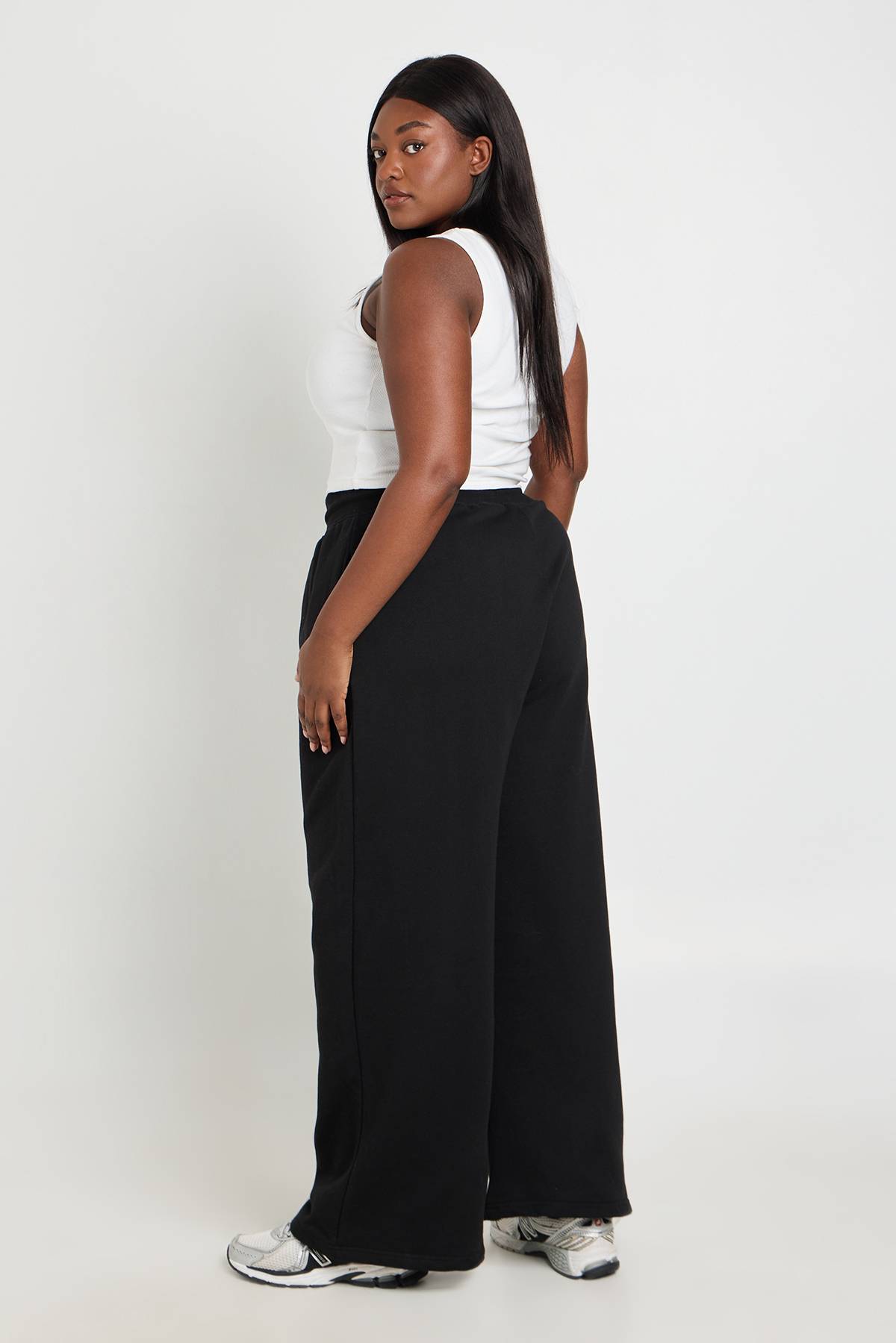 boohoo Pantalon De Jogging Grande Taille À Jambes Larges Avec Plis Piqués