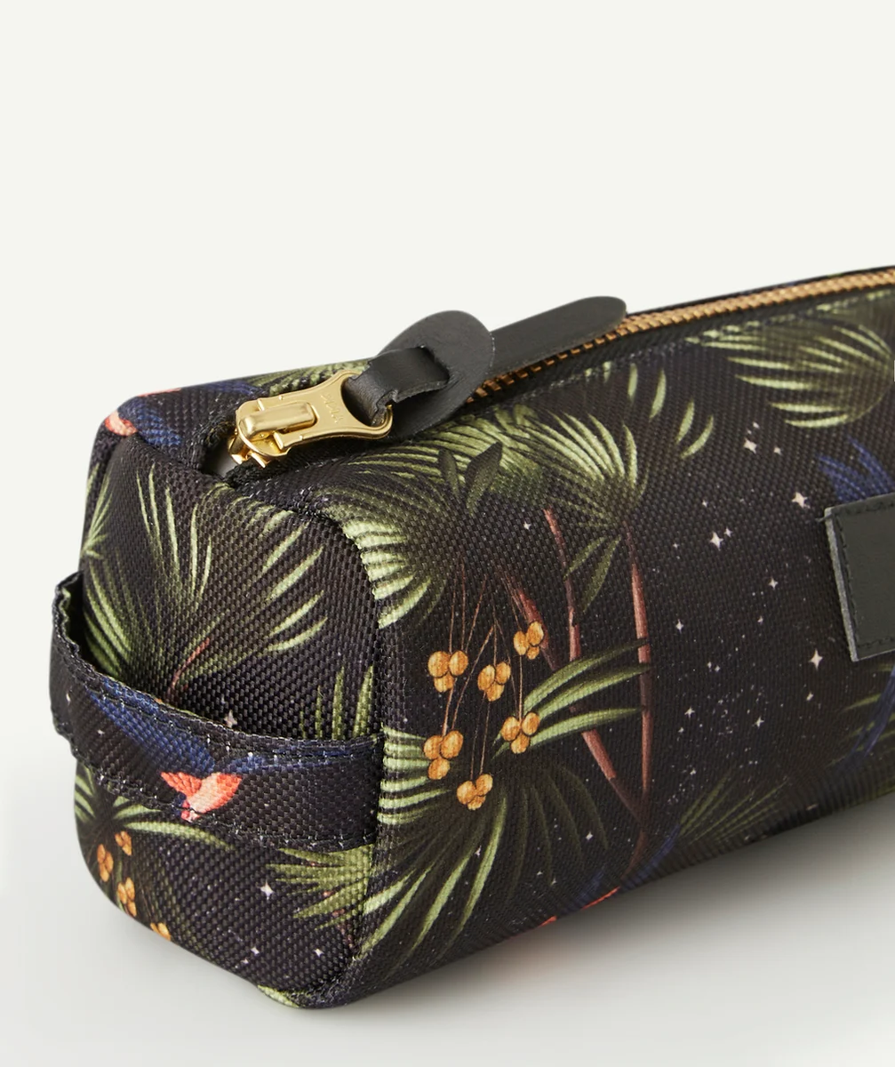 WOUFTROUSSE EN FIBRES RECYCLÉES ET IMPRIMÉE TROPICAL 21 X 7 X 7 CM